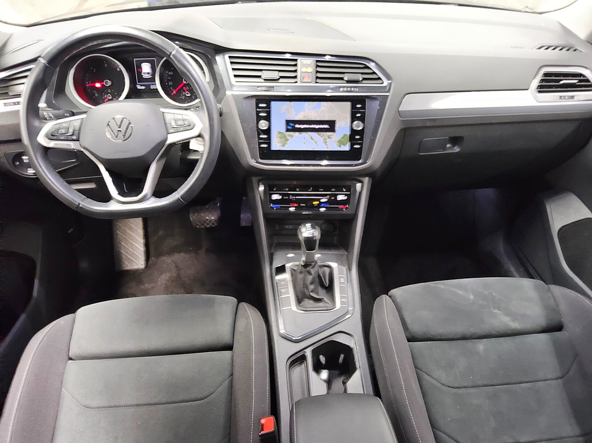 Volkswagen Tiguan 2.0 TDI Life Navi LED ACC 4xShz PDC BT 5