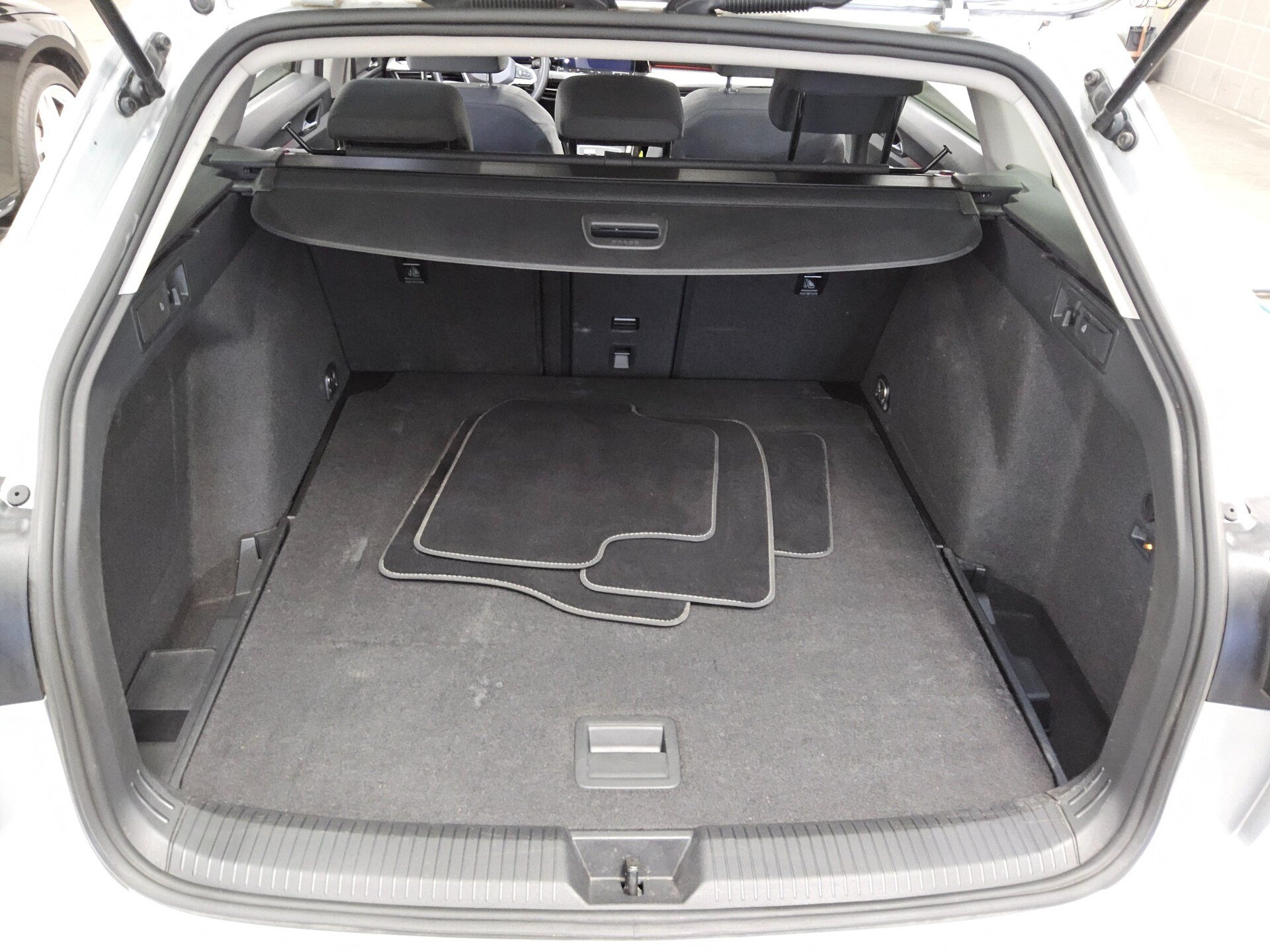 Volkswagen Golf-8 Var. 2.0 TDI Active Navi LED DC Pano ACC 12