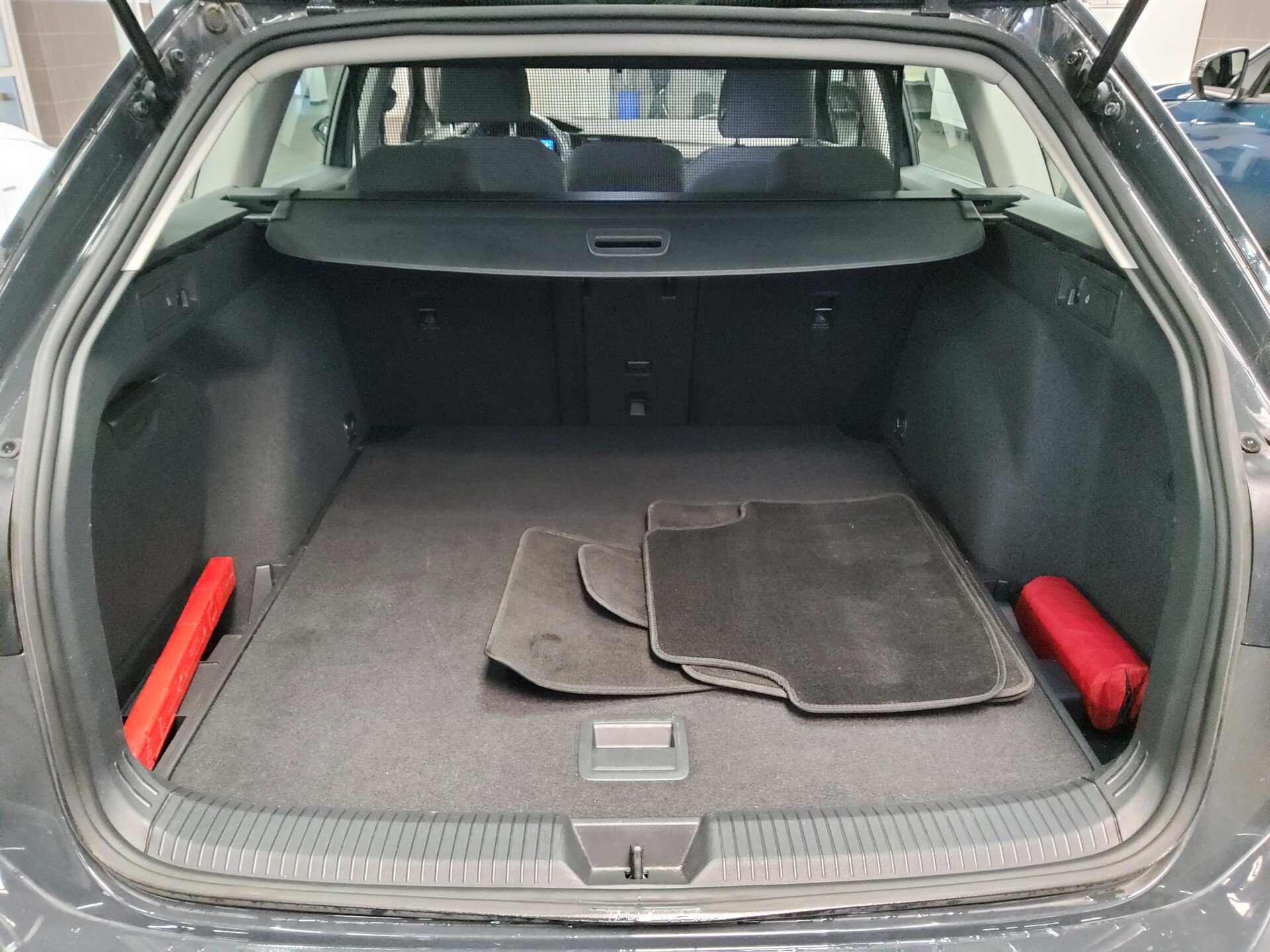 Volkswagen Golf-8 Var. 2.0 TDI Life LED AID ACC PDC 12