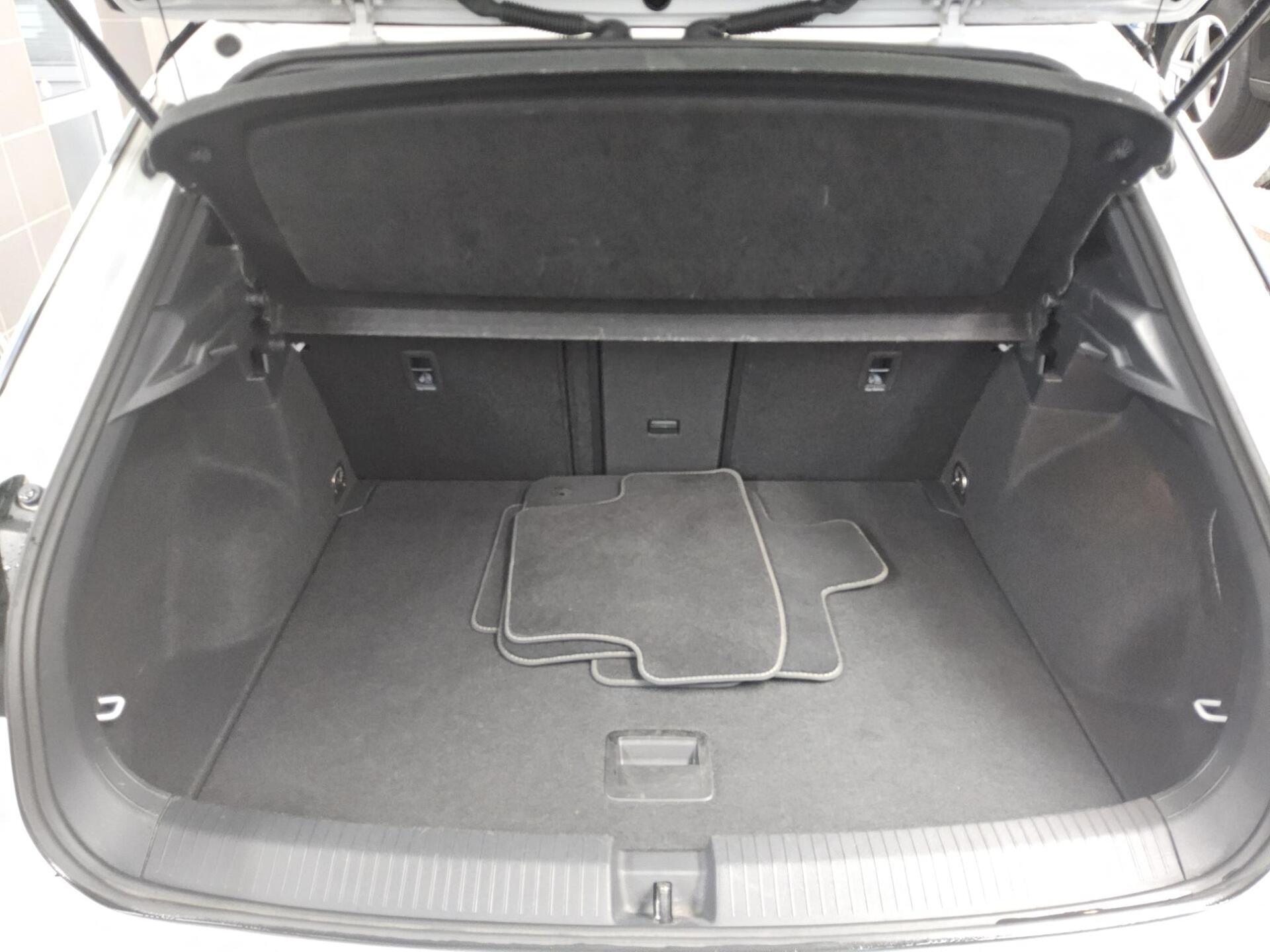 Volkswagen T-Roc 1.0 TSI R-Line Navi DC LED ACC Massage RFK 13