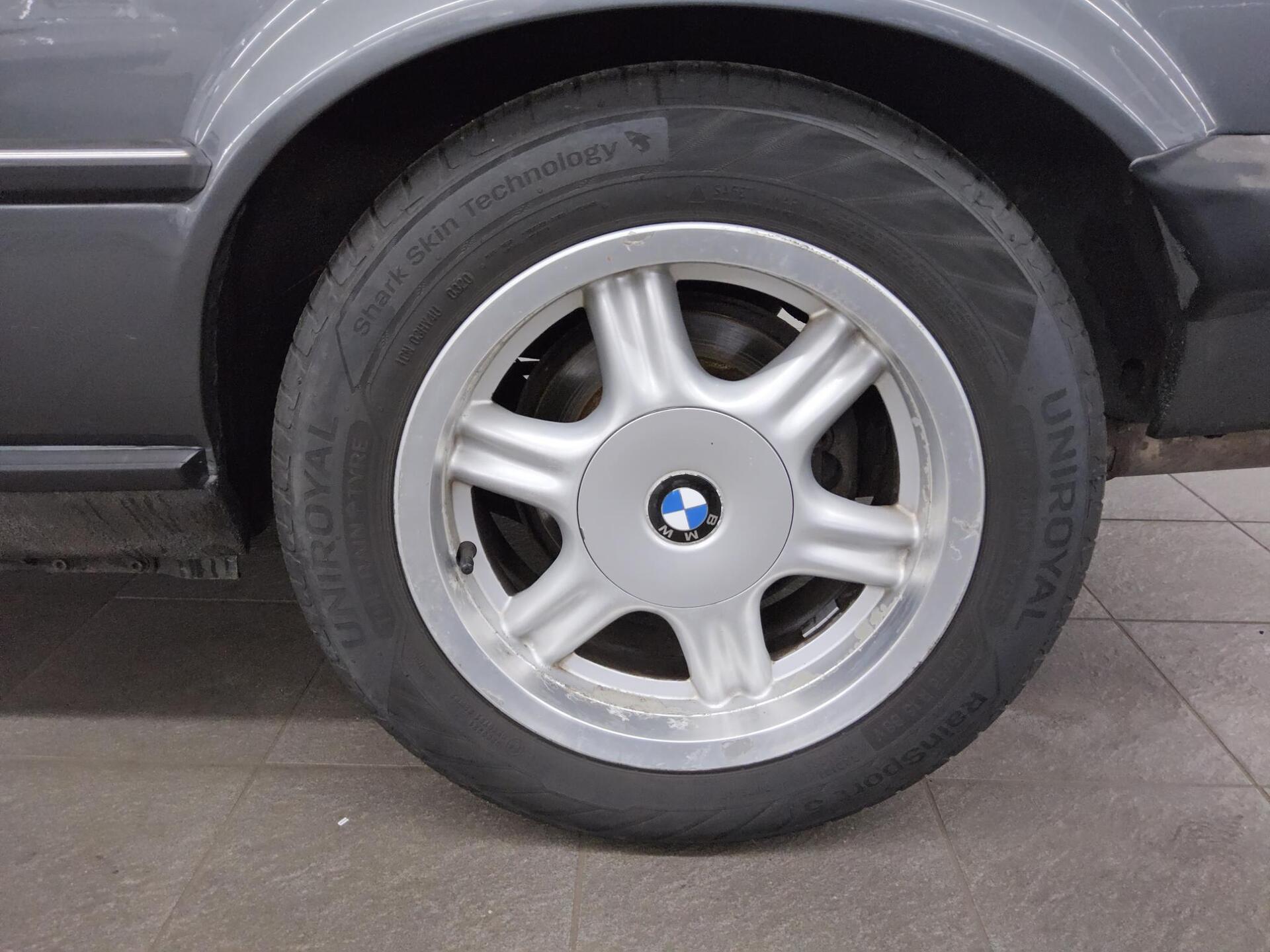 BMW 325i Cabrio Leder Sportsitz Hardtop Radio 11