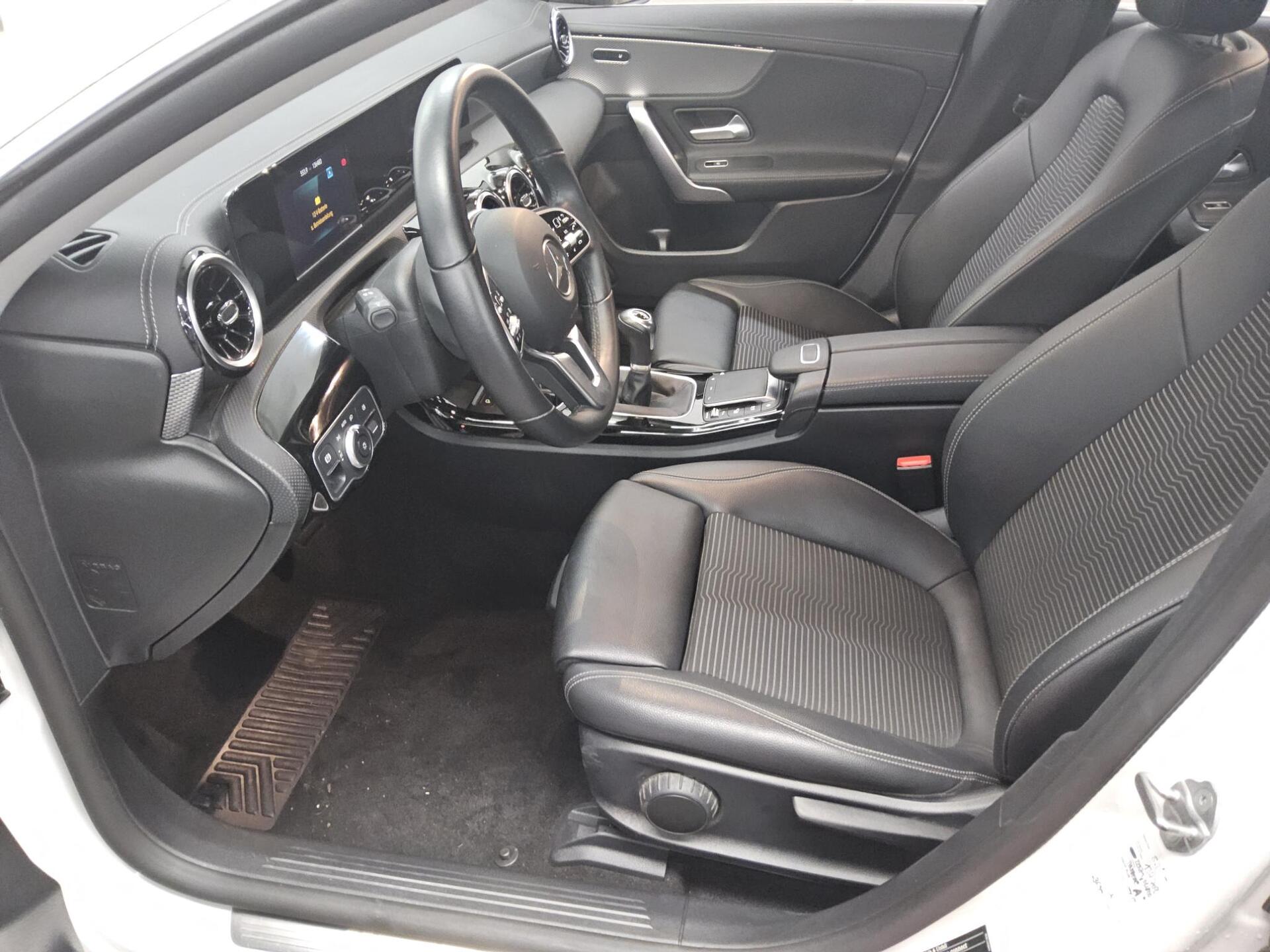 Mercedes-Benz CLA 200 Progressive T-Leder Navi LED SHZ 9