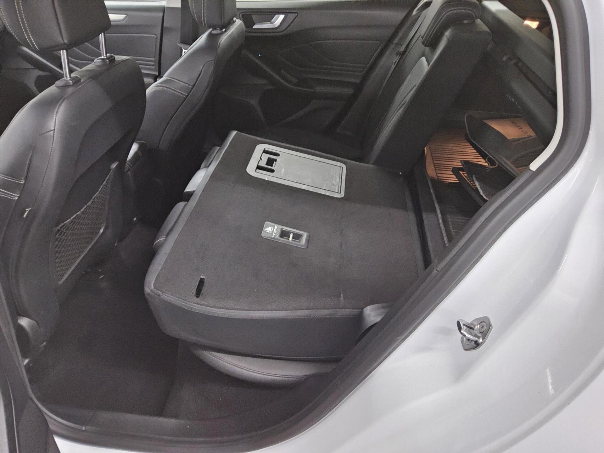 Ford Focus Turnier 1.5 EB Active Vignale Navi HuD AHK 12