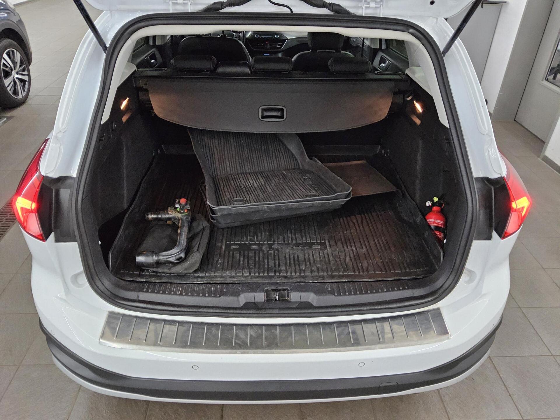 Ford Focus Turnier 1.5 EB Active Vignale Navi HuD AHK 11