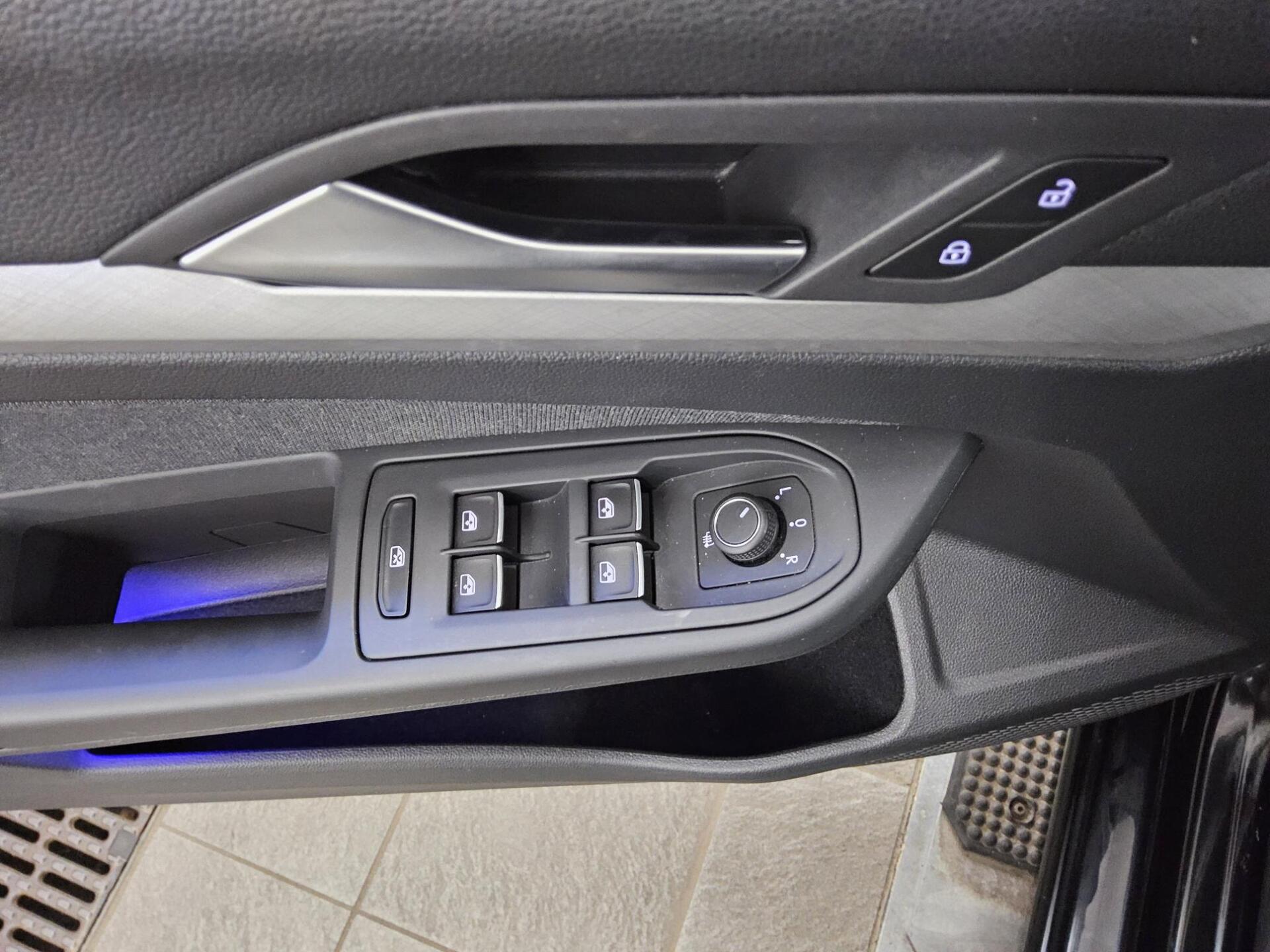 Volkswagen Golf-8 Var. 1.5 TSI Life Navi LED Shz DC 10