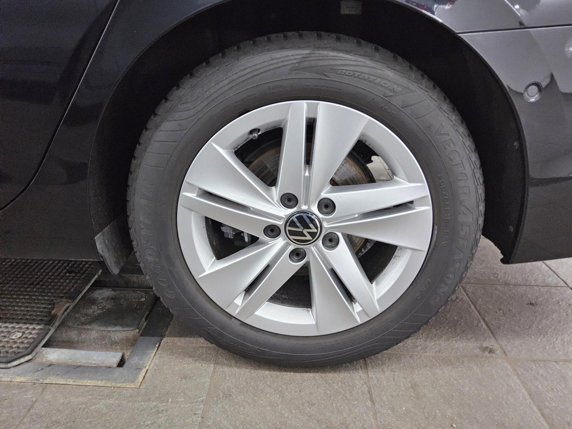 Volkswagen Golf-8 Var. 1.5 TSI Life Navi LED Shz DC 11