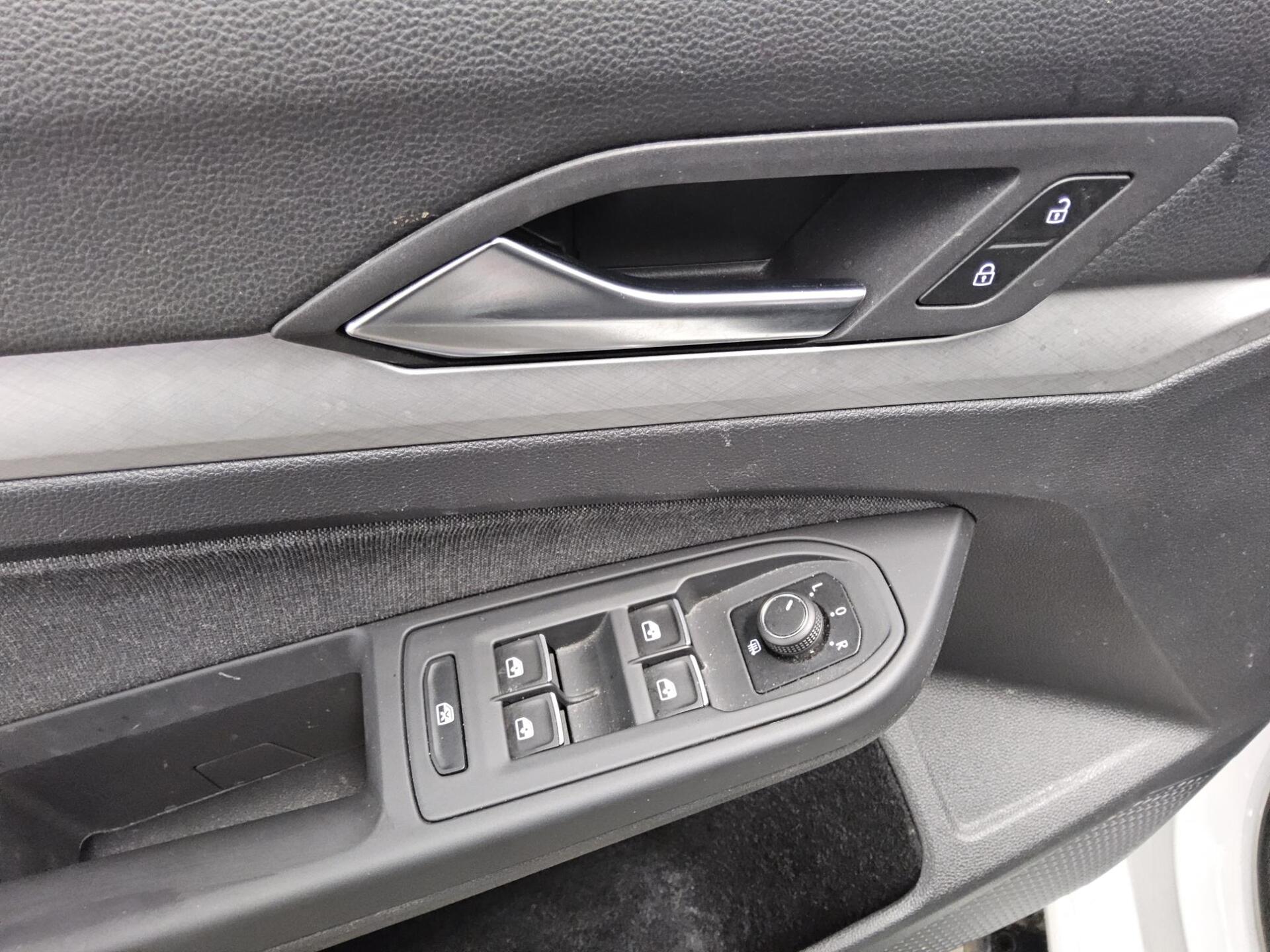 Volkswagen Golf-8 Var. 1.5 TSI Life Navi LED DC PDC Shz 9