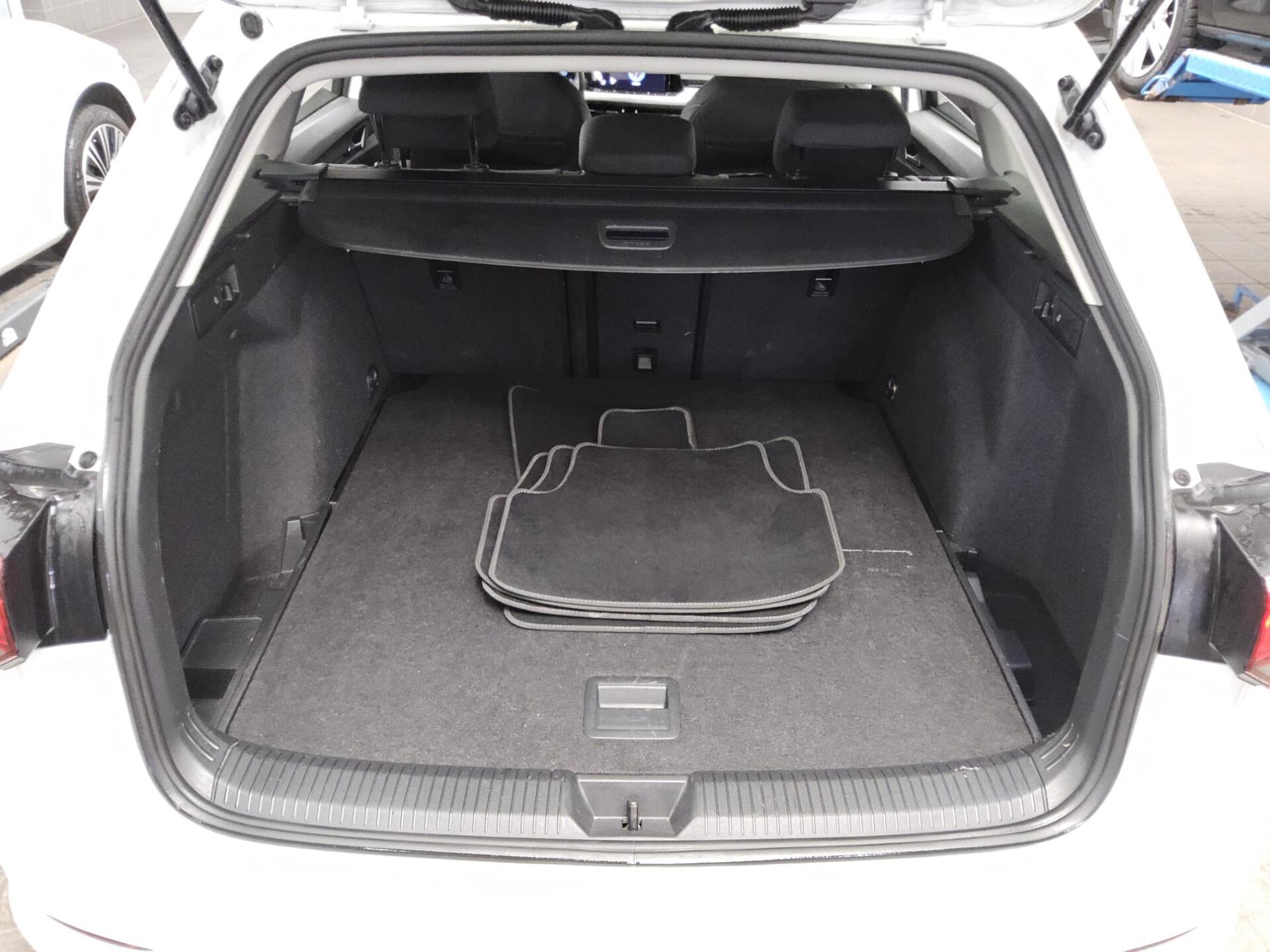 Volkswagen Golf-8 Var. 1.5 TSI Life Navi LED DC PDC Shz 12