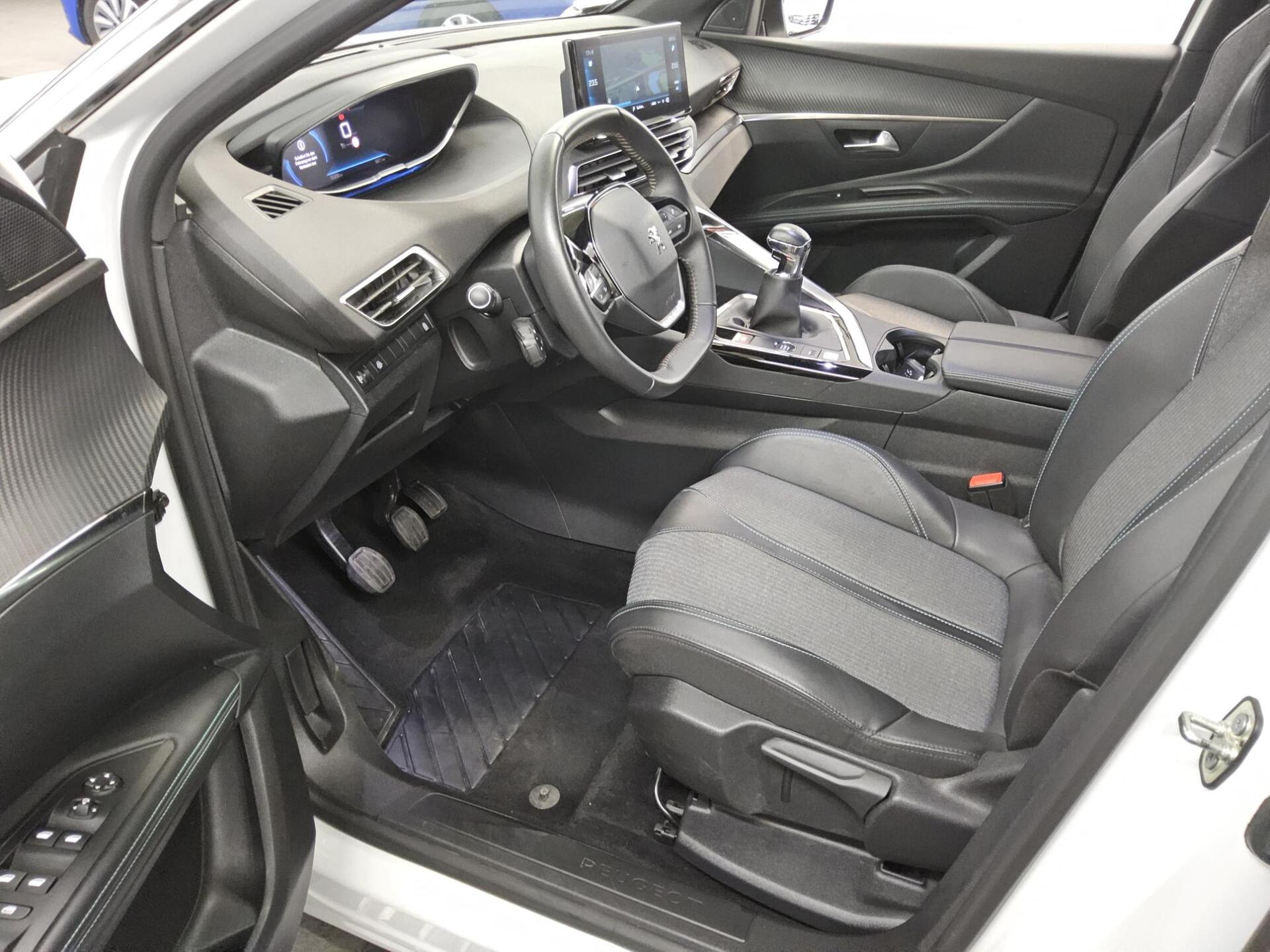 Peugeot 5008 1.2 PureTech Allure 7-Sitze Navi LED RFK 8