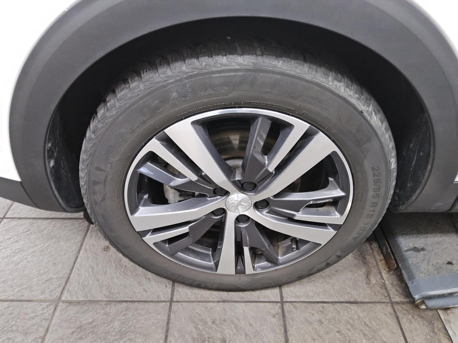 Peugeot 5008 1.2 PureTech Allure 7-Sitze Navi LED RFK 11