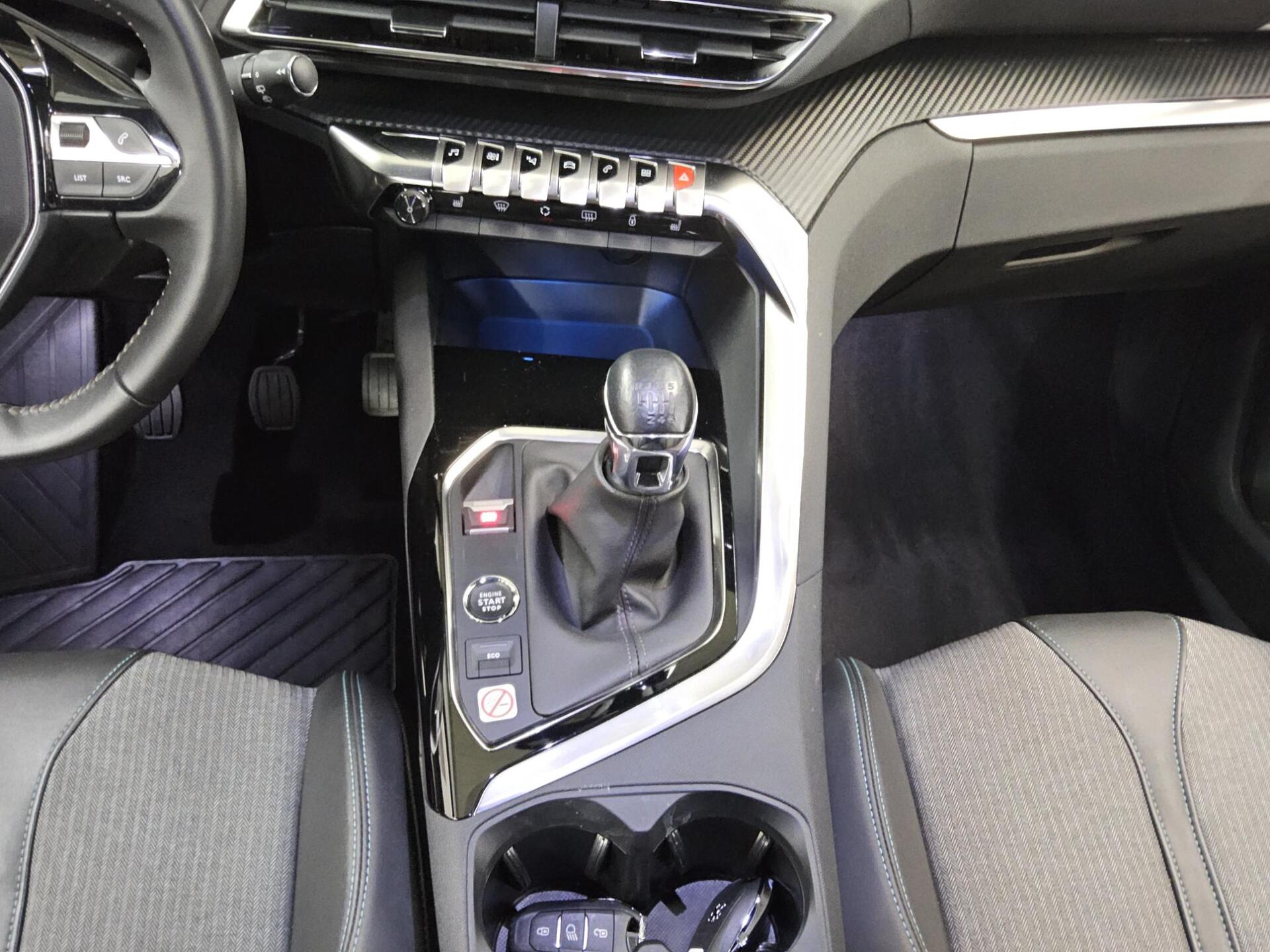 Peugeot 5008 1.2 PureTech Allure 7-Sitze Navi LED RFK 6