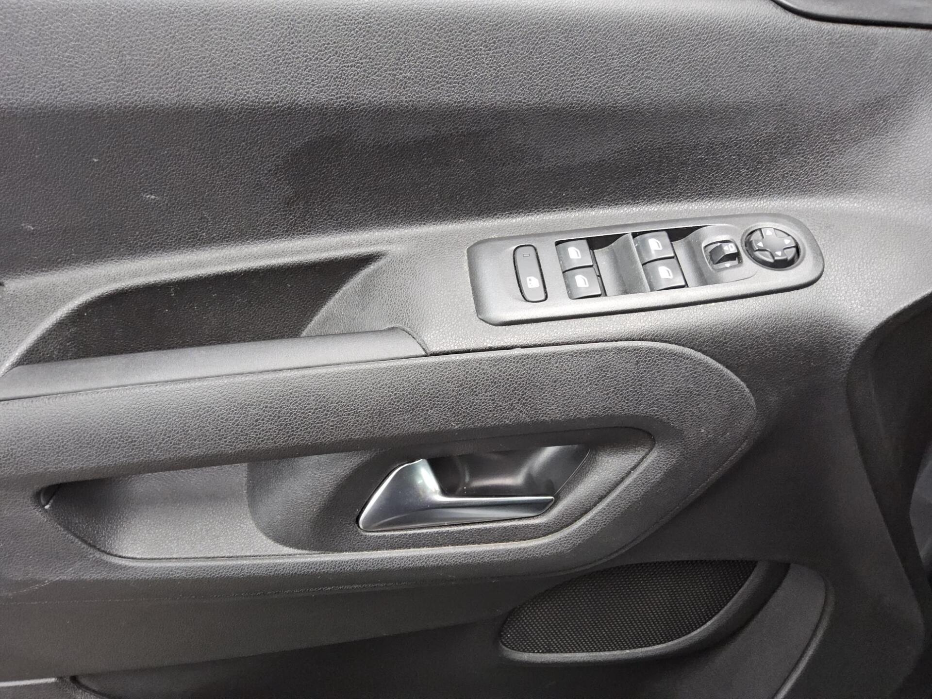 Opel Combo Life 1.5 D Innovation Navi Shz HuD Pano 9