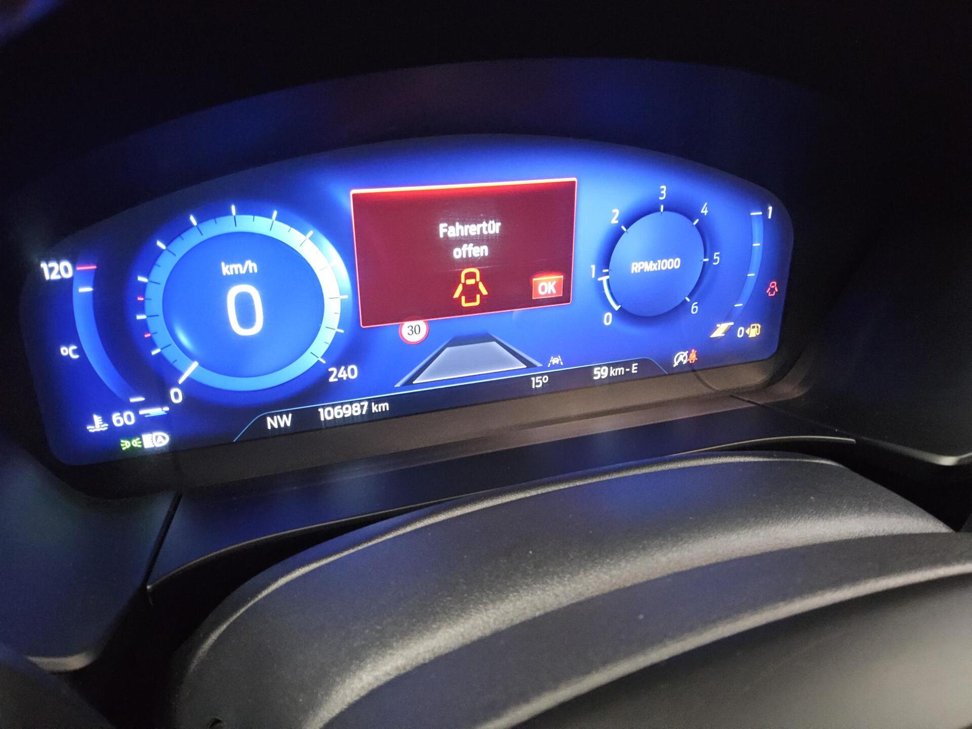 Ford Kuga 2.0 EB ST-Line Navi LED Shz AHK RfK 10