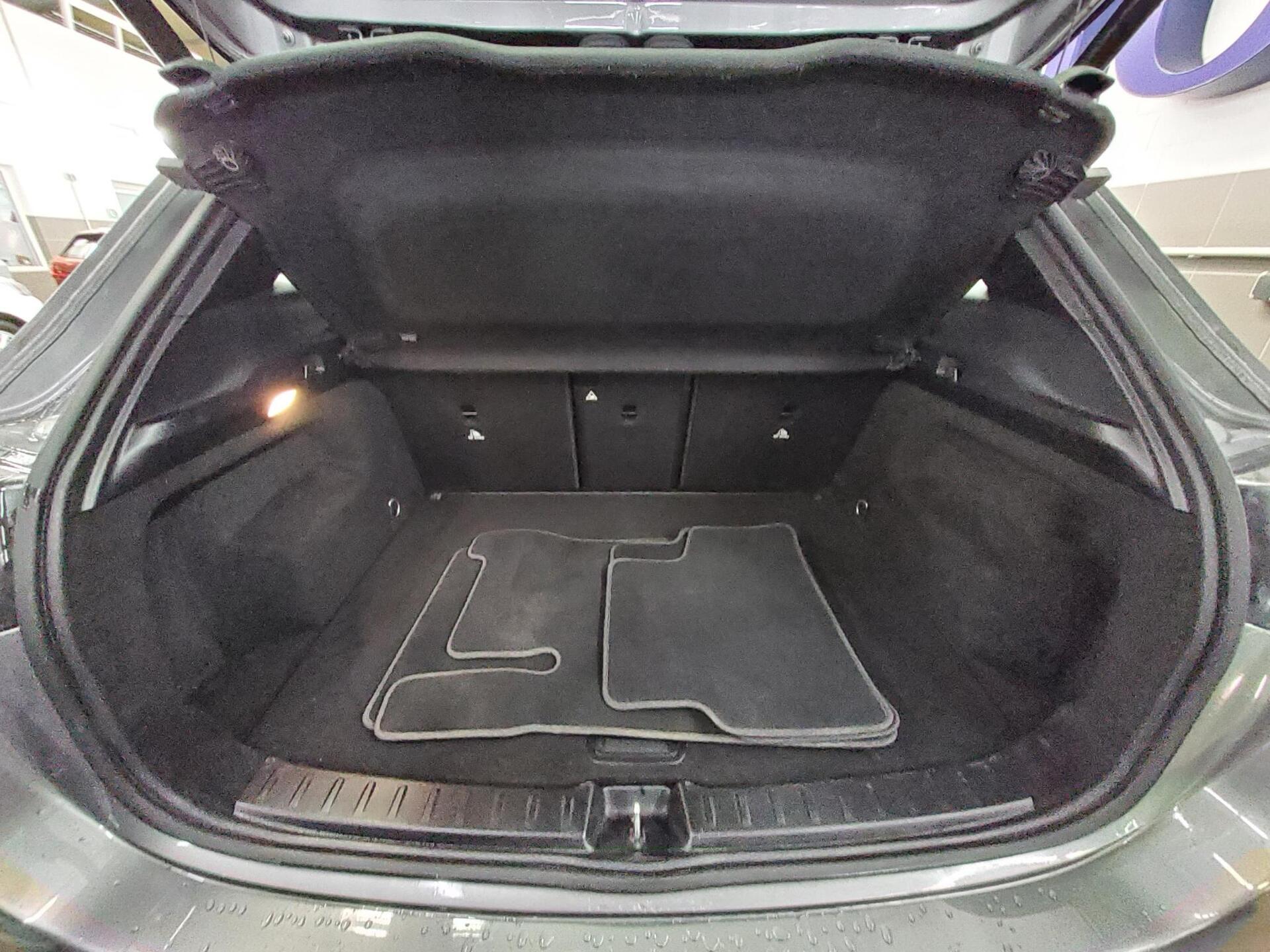 Mercedes-Benz GLA 220 d AMG-Line Navi LED MBUX AHK RFK 12