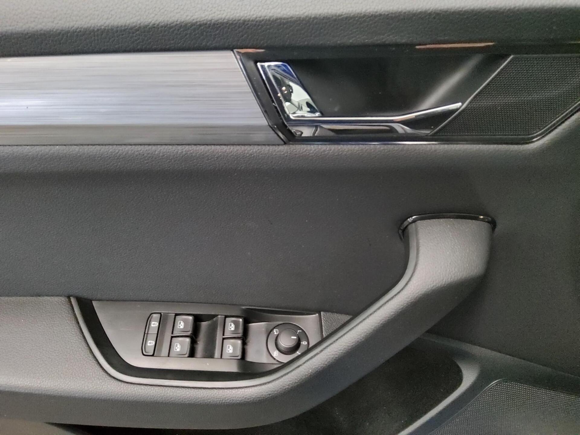 Skoda Superb Kombi 2.0 TSI Ambition Navi DCC AHK StHzg 9