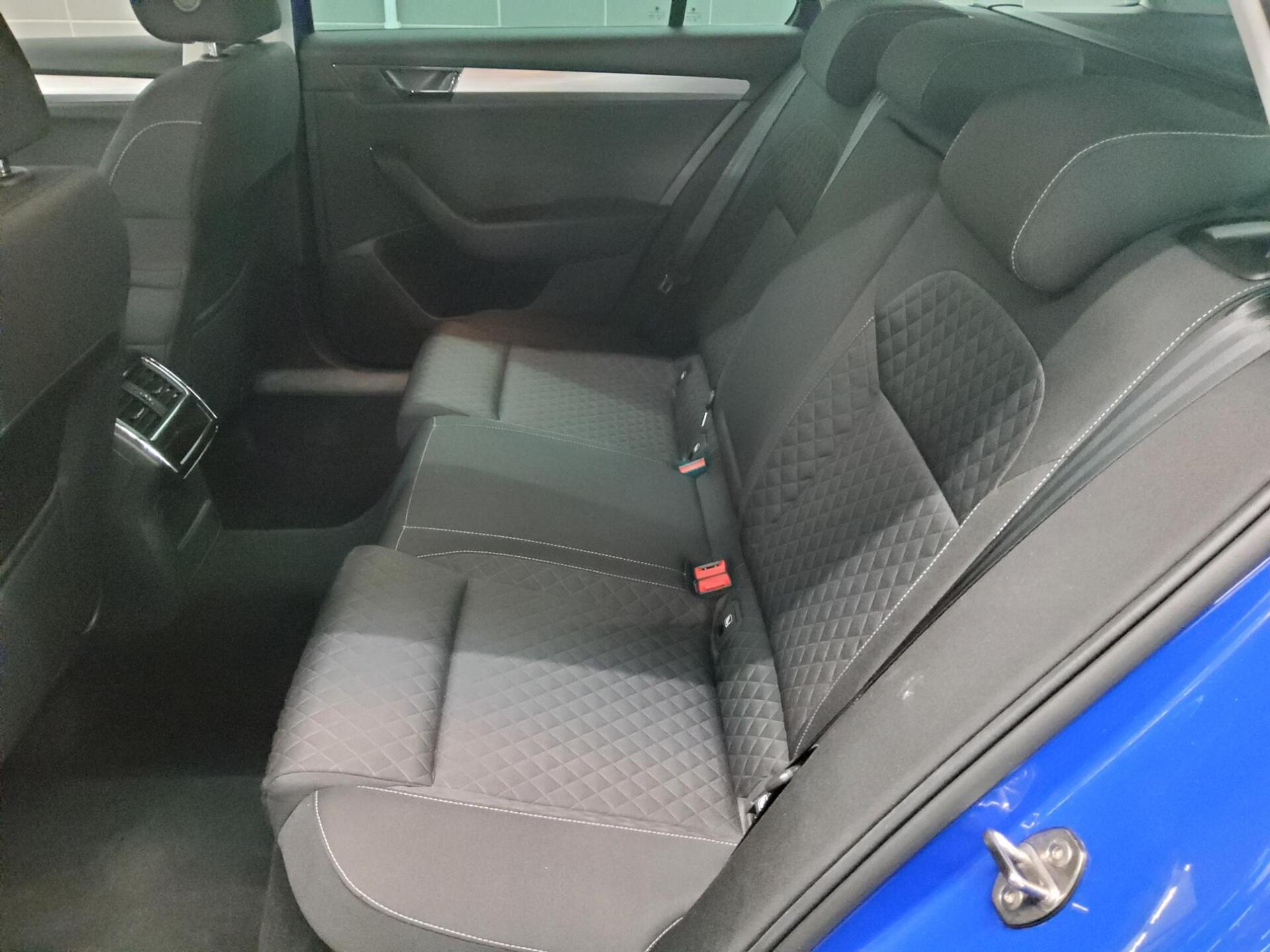 Skoda Superb Kombi 2.0 TSI Ambition Navi DCC AHK StHzg 13