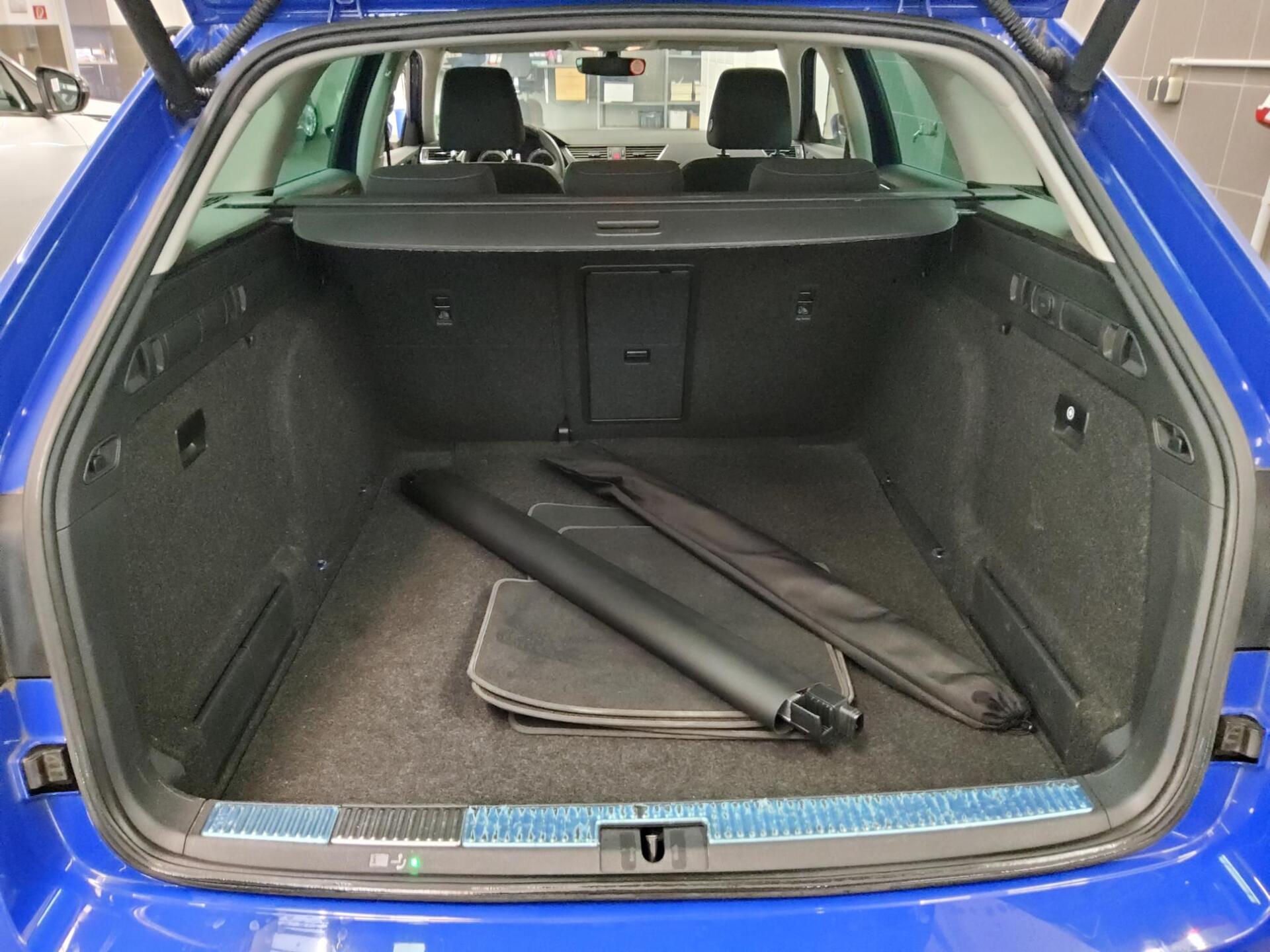 Skoda Superb Kombi 2.0 TSI Ambition Navi DCC AHK StHzg 11