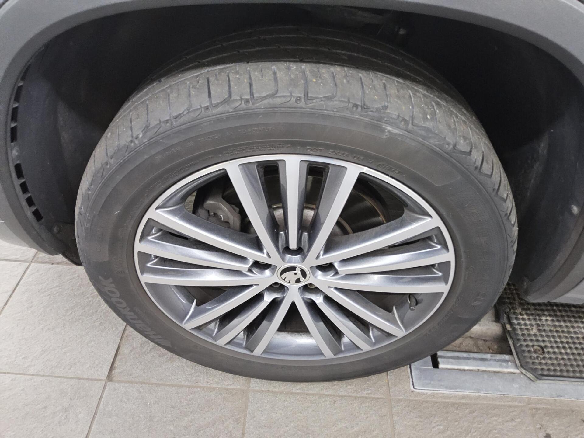 Skoda Kodiaq 2.0 TDI 4x4 L&K Leder LED Canton Pano AHK 11