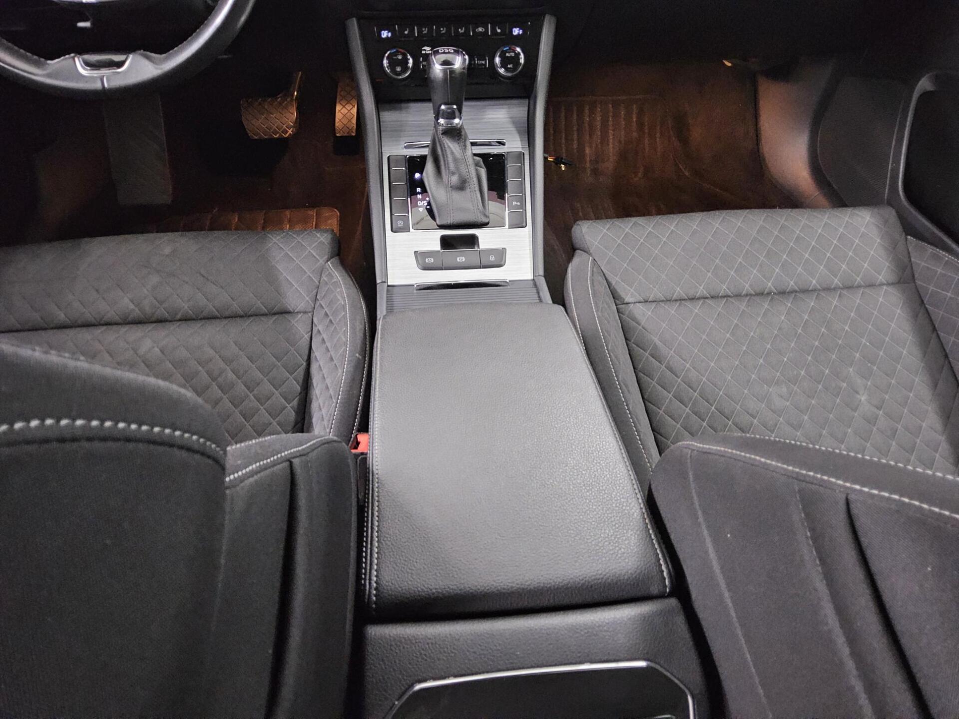 Skoda Superb Kombi 2.0 TDI Ambition Navi LED vc PDC 6