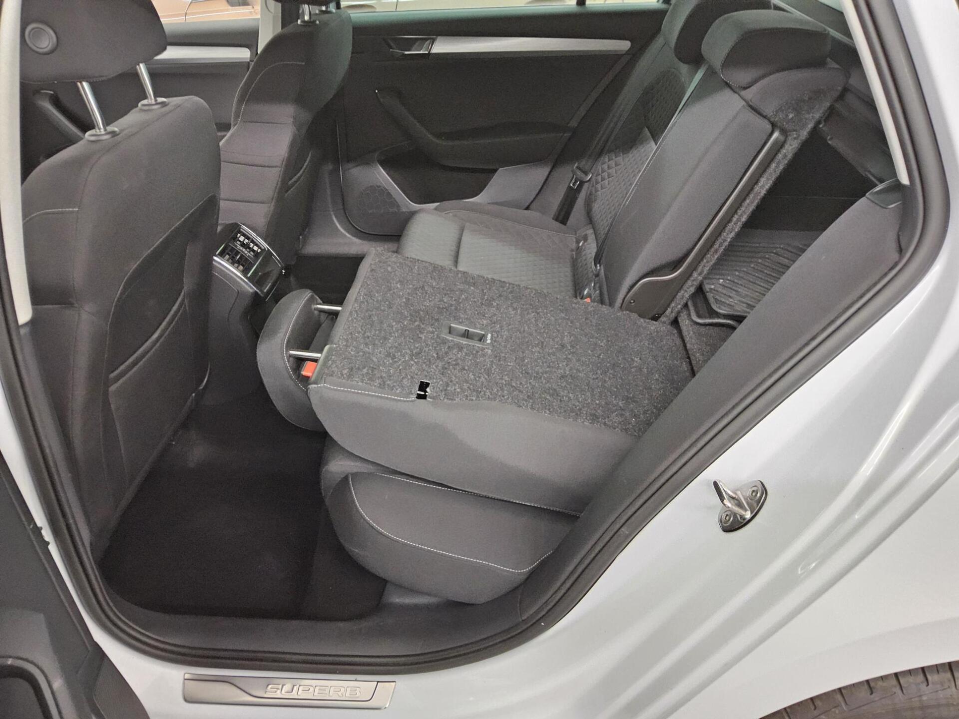 Skoda Superb Kombi 2.0 TDI Ambition Navi LED vc PDC 13