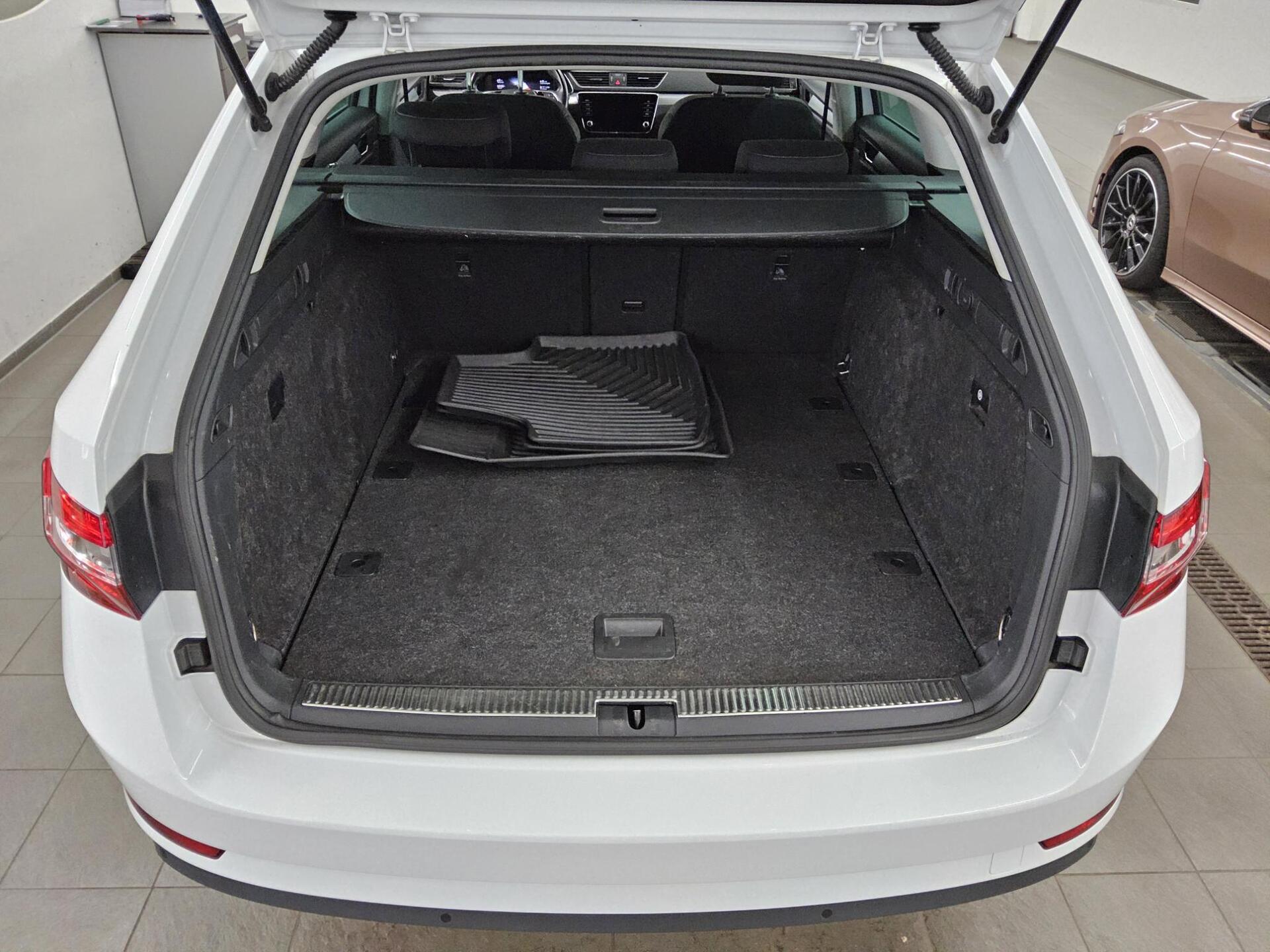 Skoda Superb Kombi 2.0 TDI Ambition Navi LED vc PDC 12