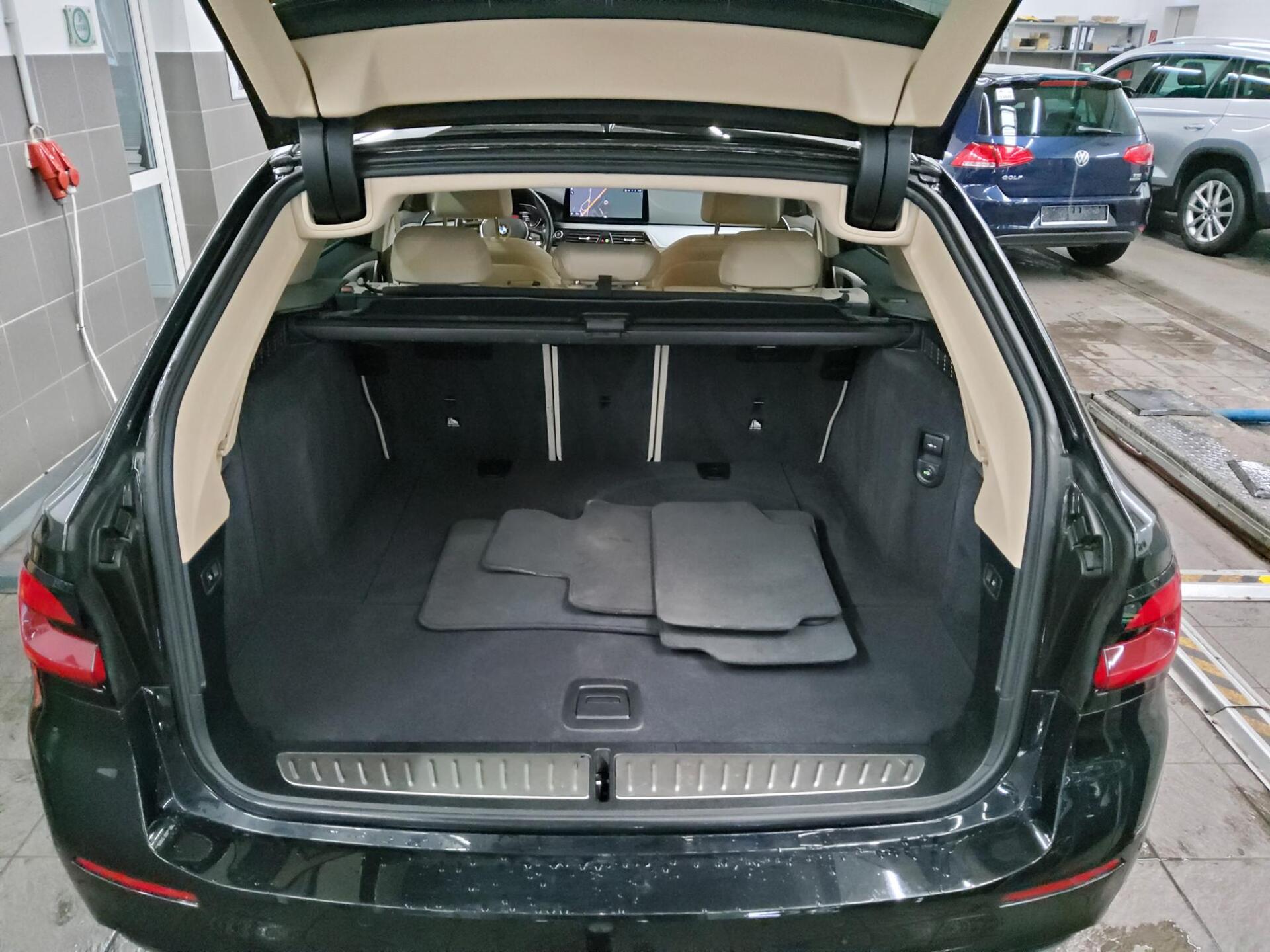 BMW 520dA Touring xDr Leder Navi LED+ LC prof. AHK 12