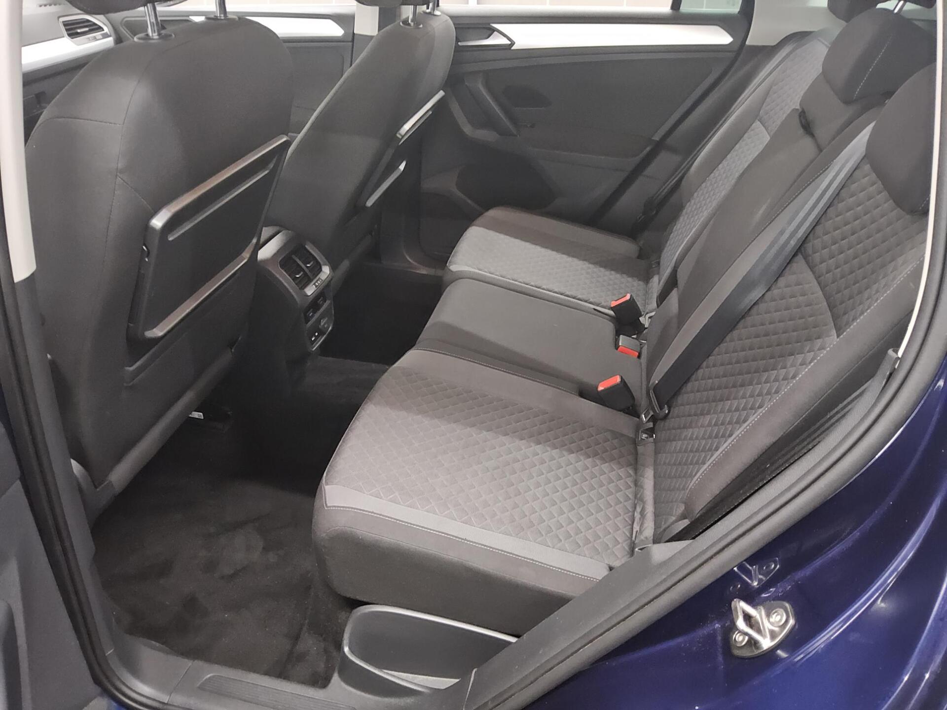 Volkswagen Tiguan 2.0 TDI Comf. AHK Navi ACC PDC 12