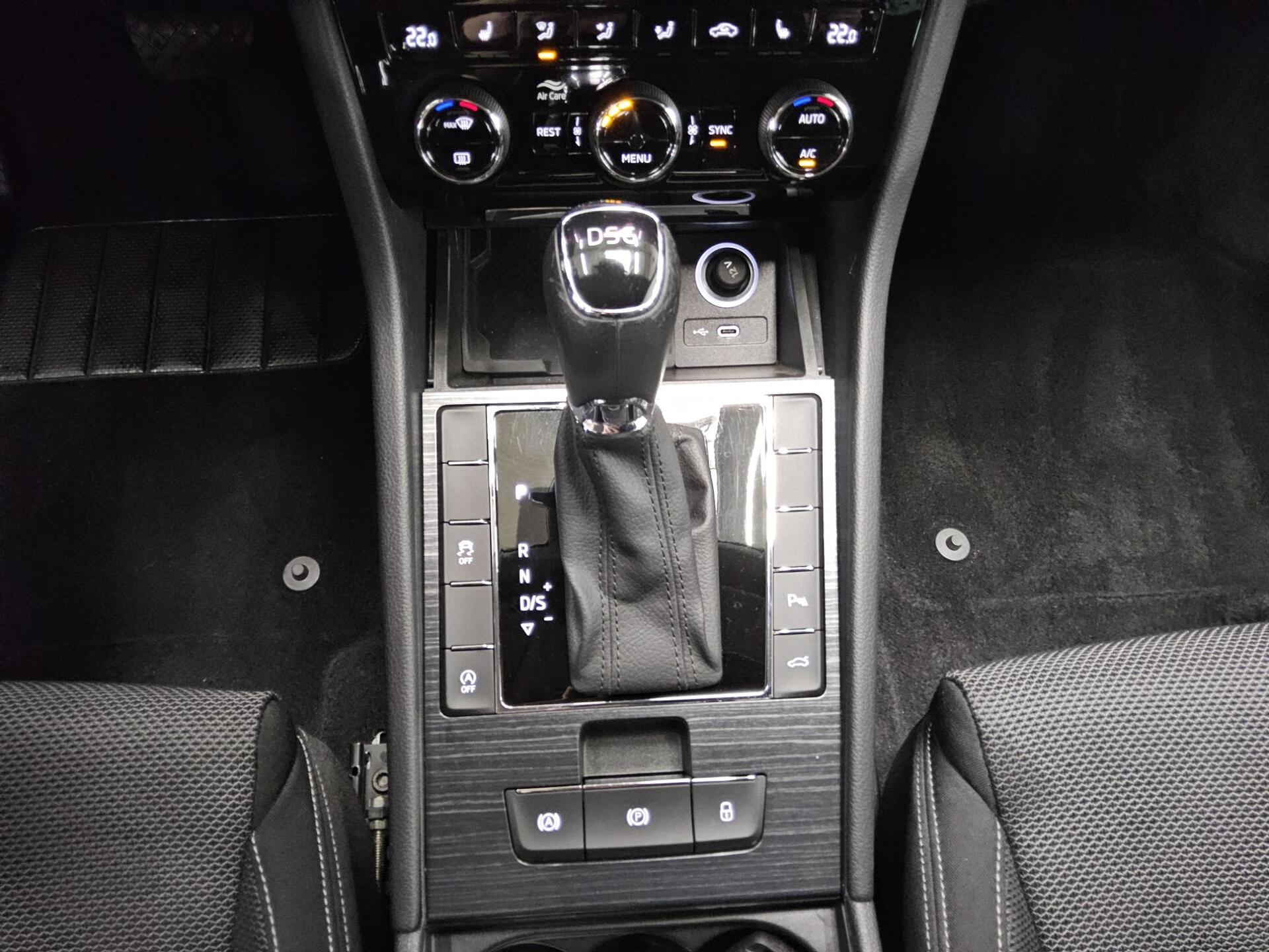 Skoda Superb Kombi 2.0 TDI Style Memory Navi LED ACC 6