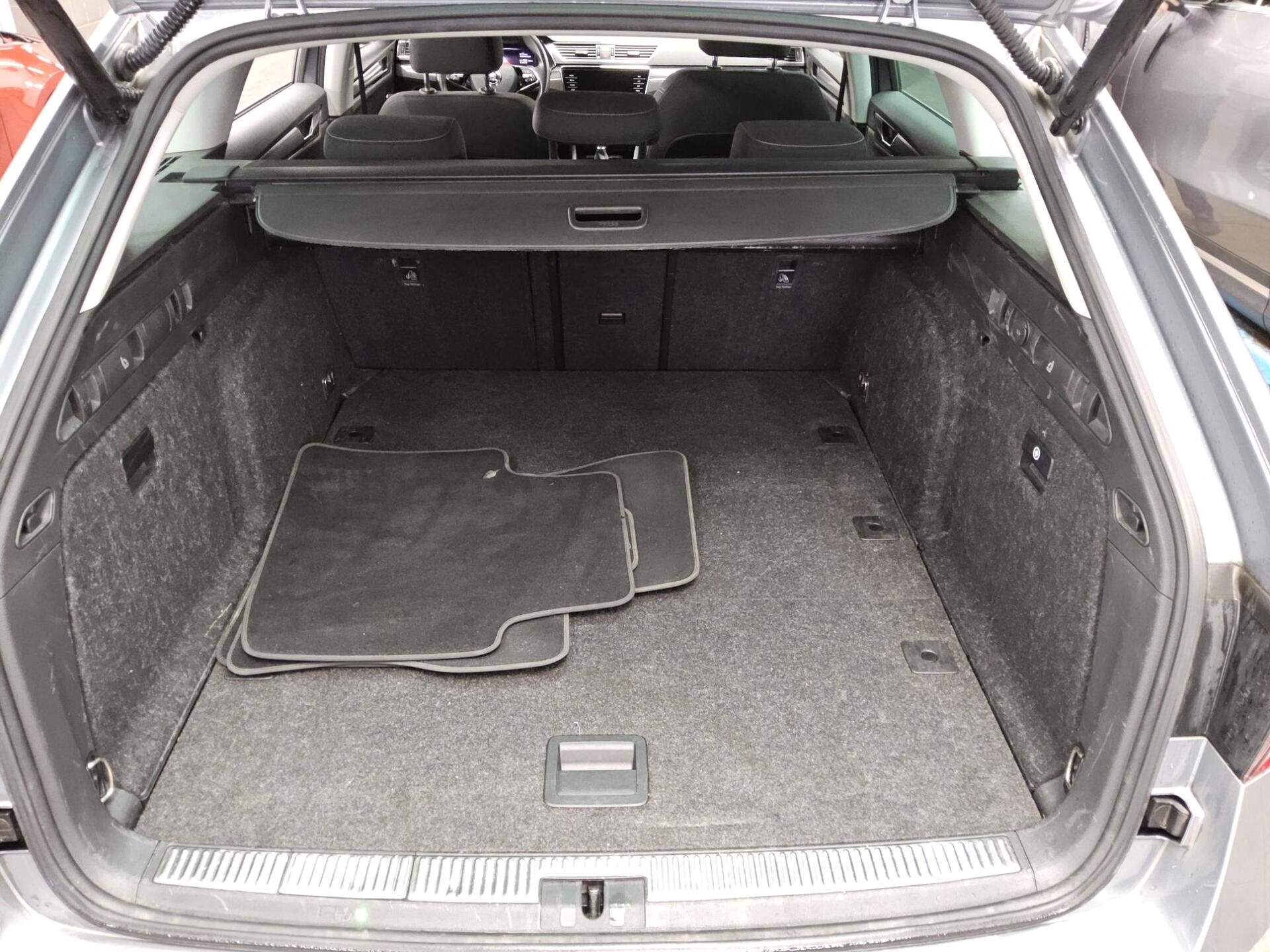 Skoda Superb Kombi 2.0 TDI Style Memory Navi LED ACC 12