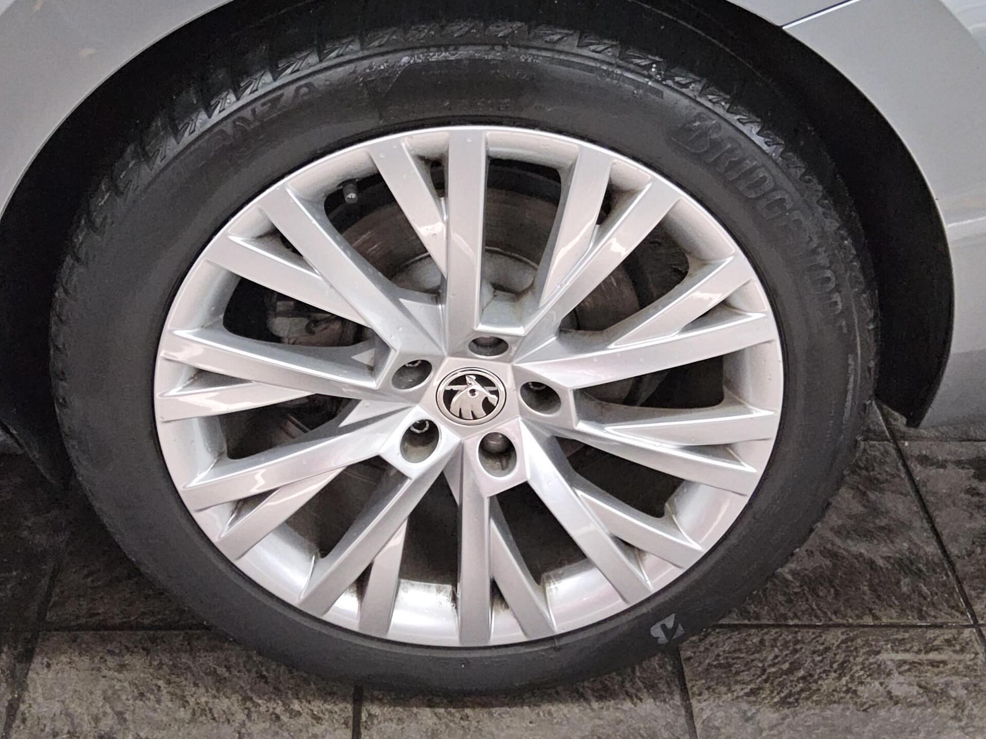 Skoda Superb Kombi 2.0 TDI Style Memory Navi LED ACC 11