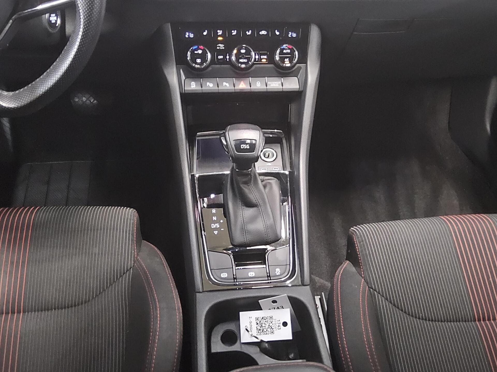 Skoda Karoq 2.0 TDI Style Navi vc ACC PDC Shz 6