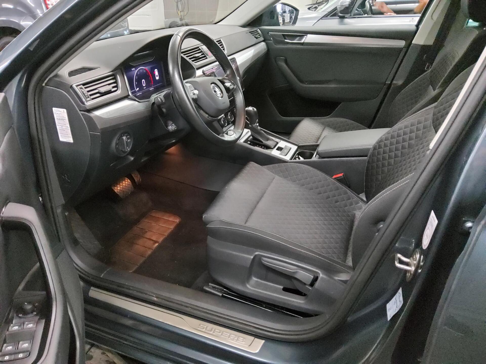 Skoda Superb 2.0 TDI Ambition Navi LED vc ACC RFK Shz 9