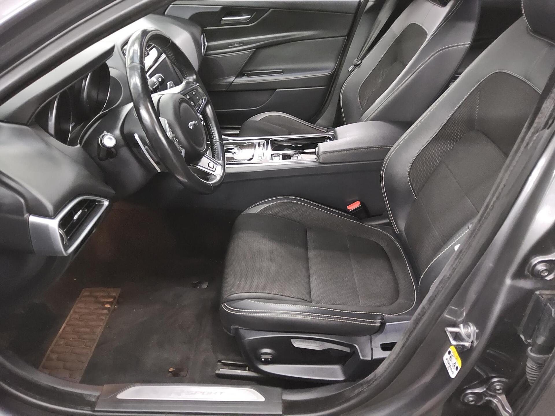 Jaguar XE 25t R-Sport Navi Xenon RFK 4xShz 8