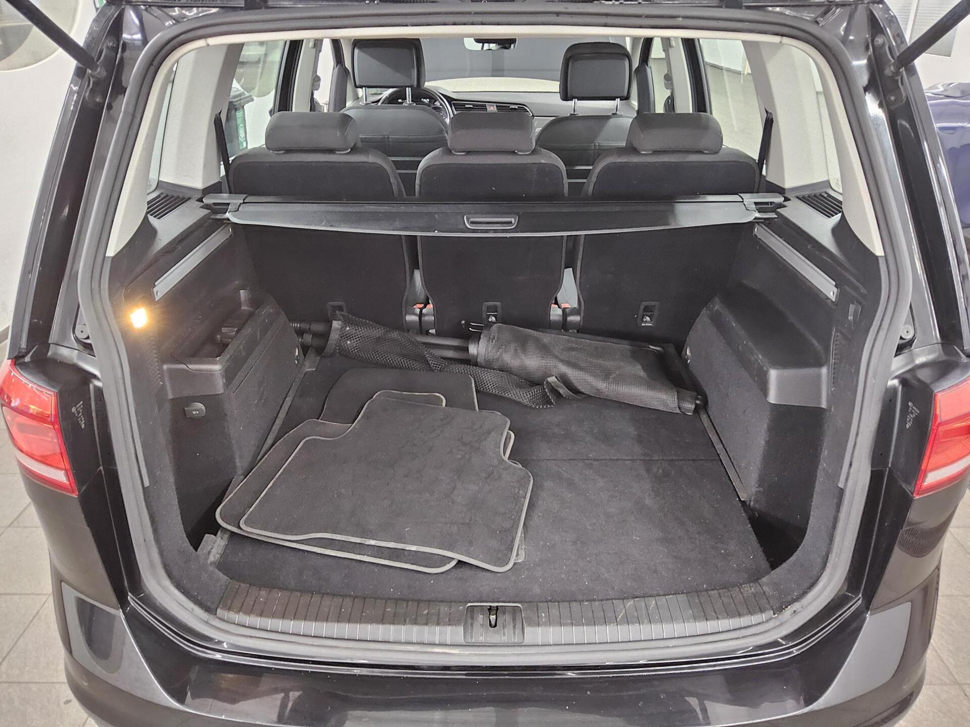 Volkswagen Touran 2.0 TDI Comf. Navi LED PDC SHZ ACC AHK 11