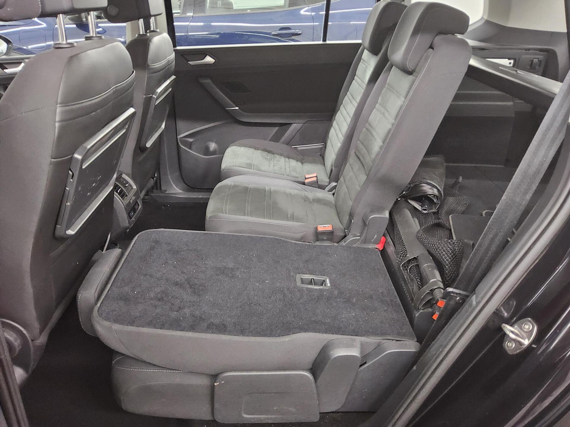 Volkswagen Touran 2.0 TDI Comf. Navi LED PDC SHZ ACC AHK 12