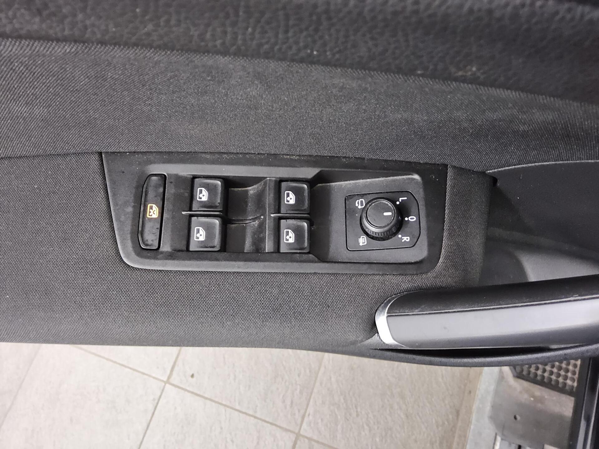 Volkswagen Touran 2.0 TDI Comf. Navi LED PDC SHZ ACC AHK 9