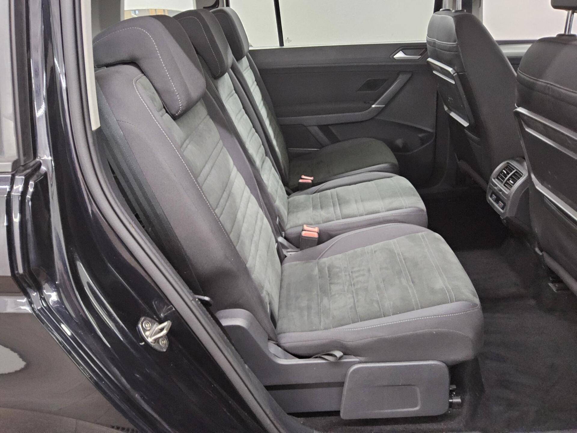 Volkswagen Touran 2.0 TDI Comf. Navi LED PDC SHZ ACC AHK 13