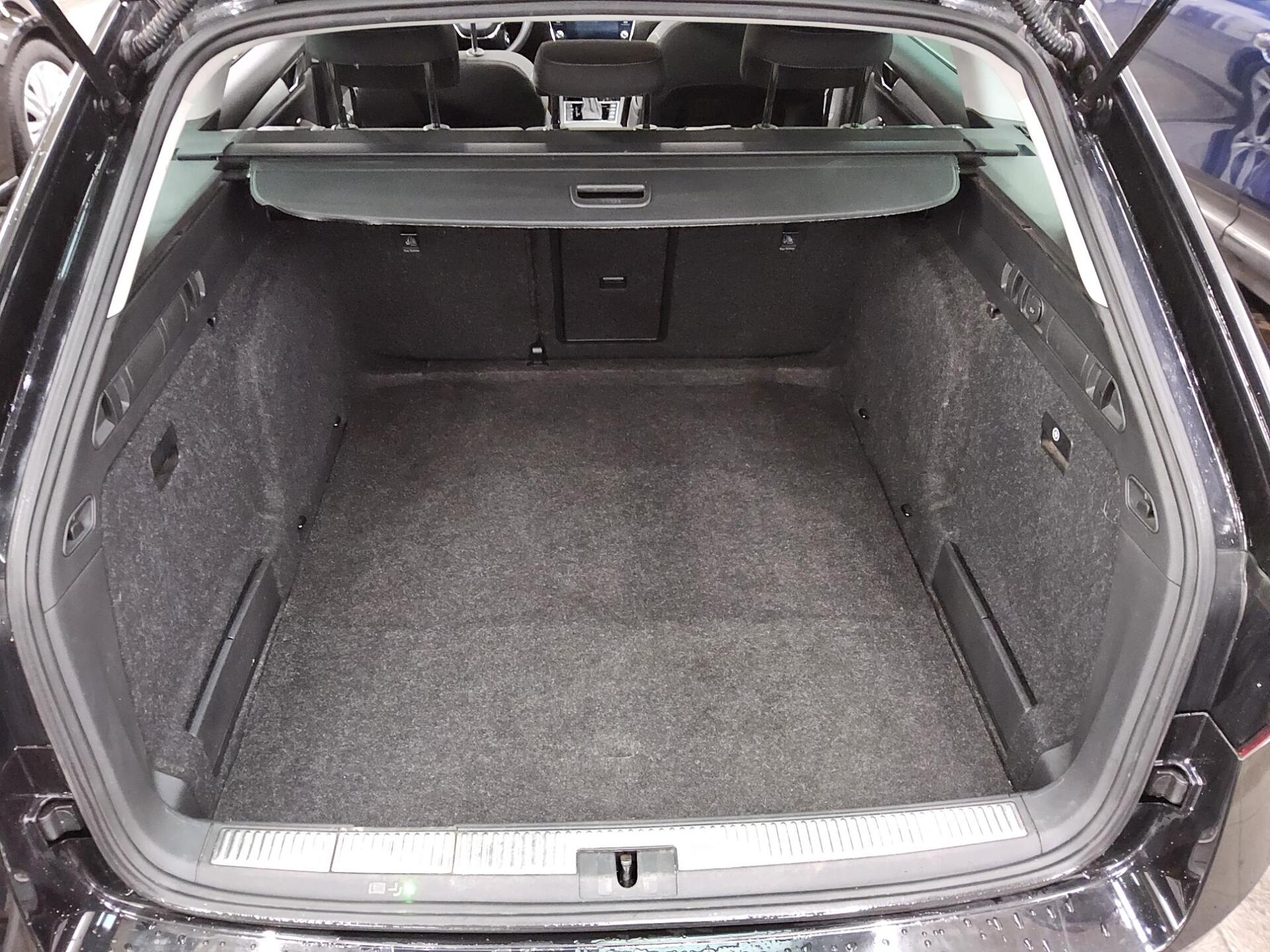 Skoda Superb Kombi 1.5 TSI Ambition Navi vc Pano AHK 13