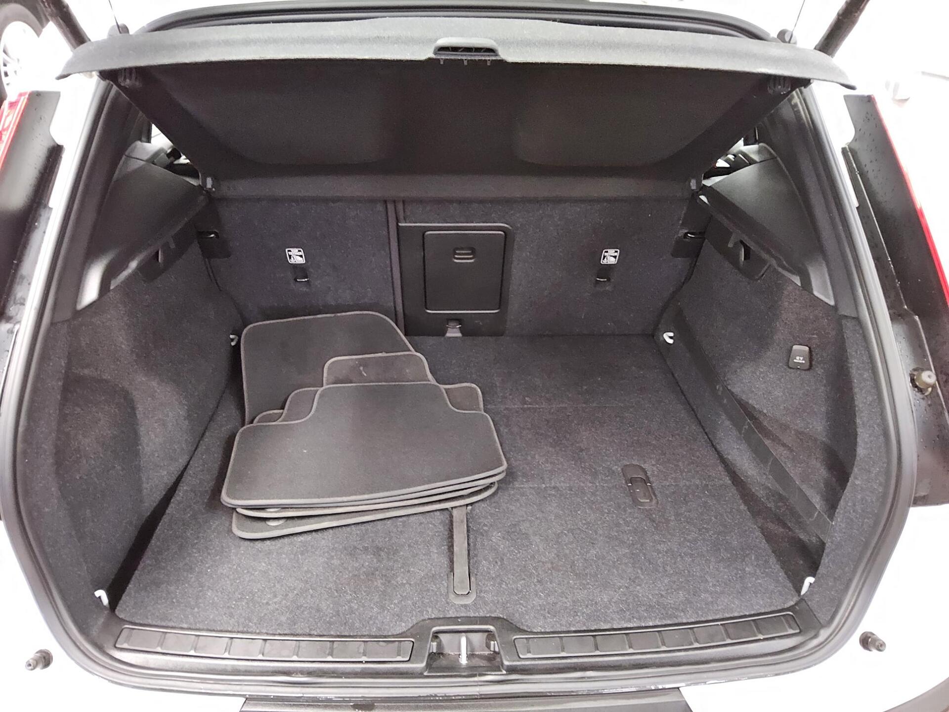 Volvo XC40 B4 Momentum Pro Navi LED ACC PDC Shz 12