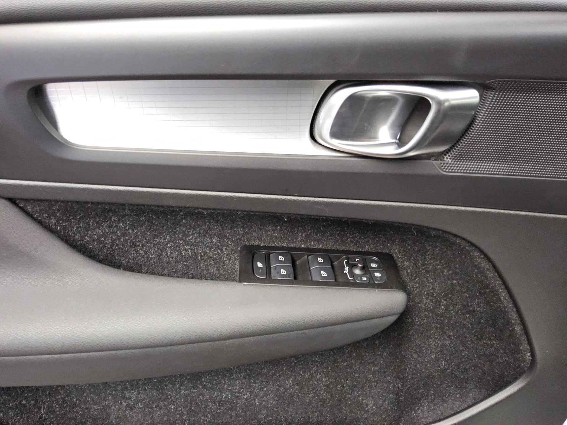 Volvo XC40 B4 Momentum Pro Navi LED ACC PDC Shz 10