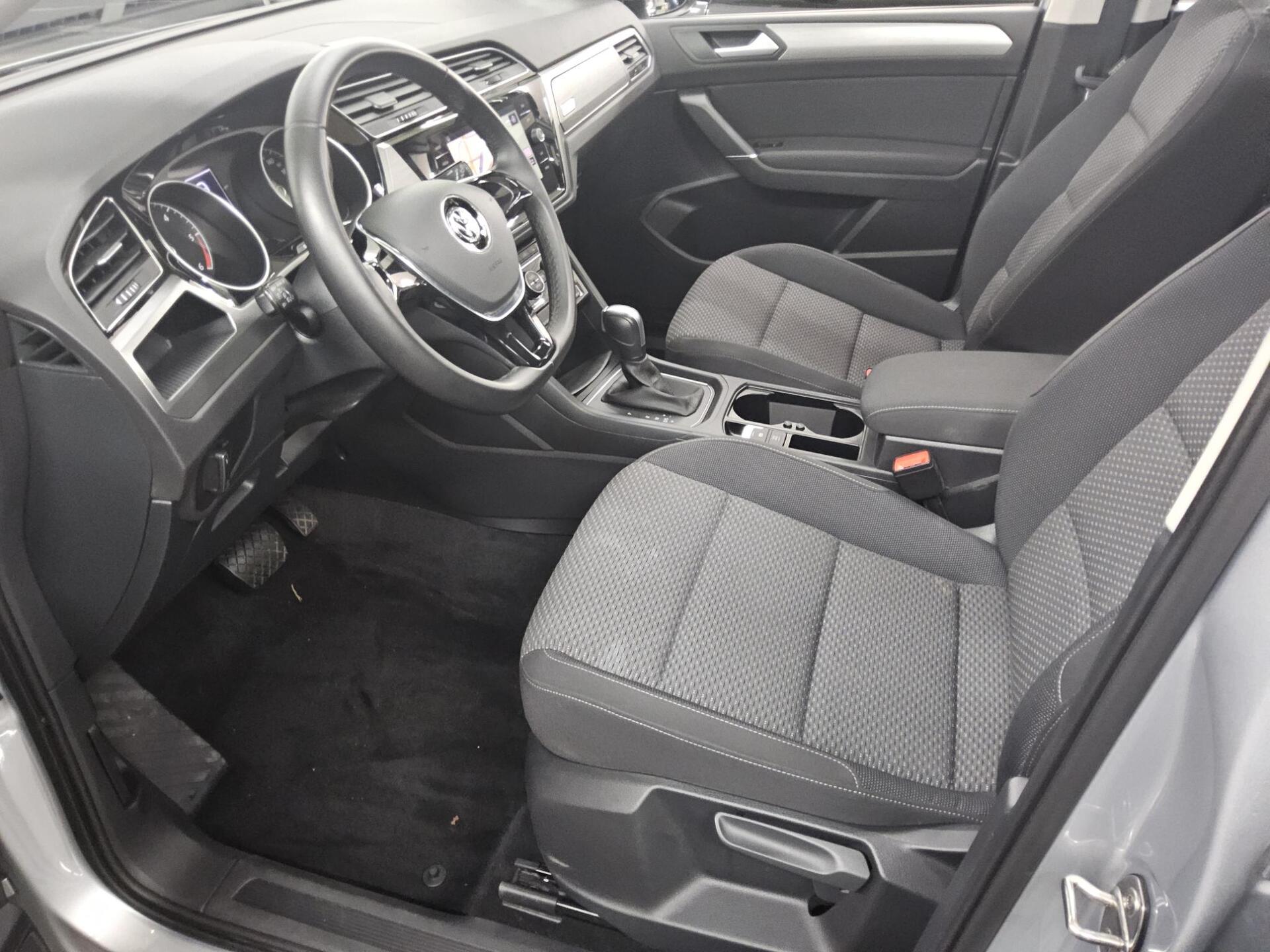 Volkswagen Touran 2.0 TDI Comf. Navi Pano RFK PDC Shz 8