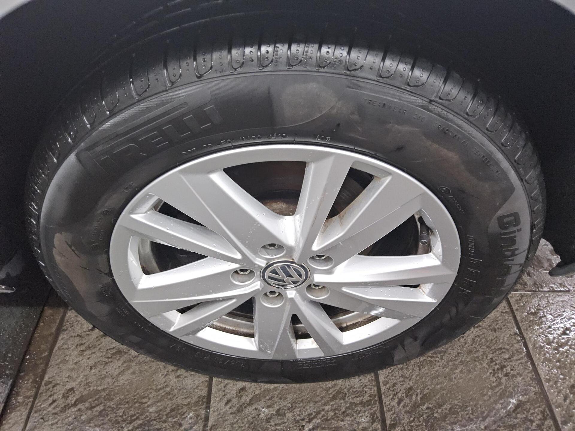 Volkswagen Touran 2.0 TDI Comf. Navi Pano RFK PDC Shz 10