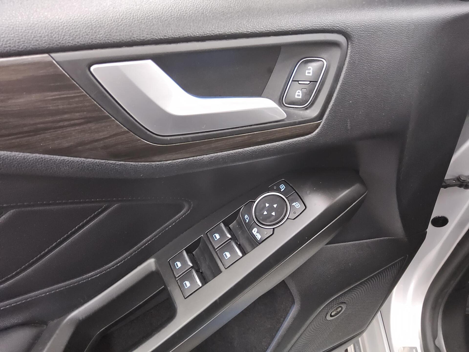 Ford Focus Turnier 1.5 EB Vignale Navi LED Leder B&O 9