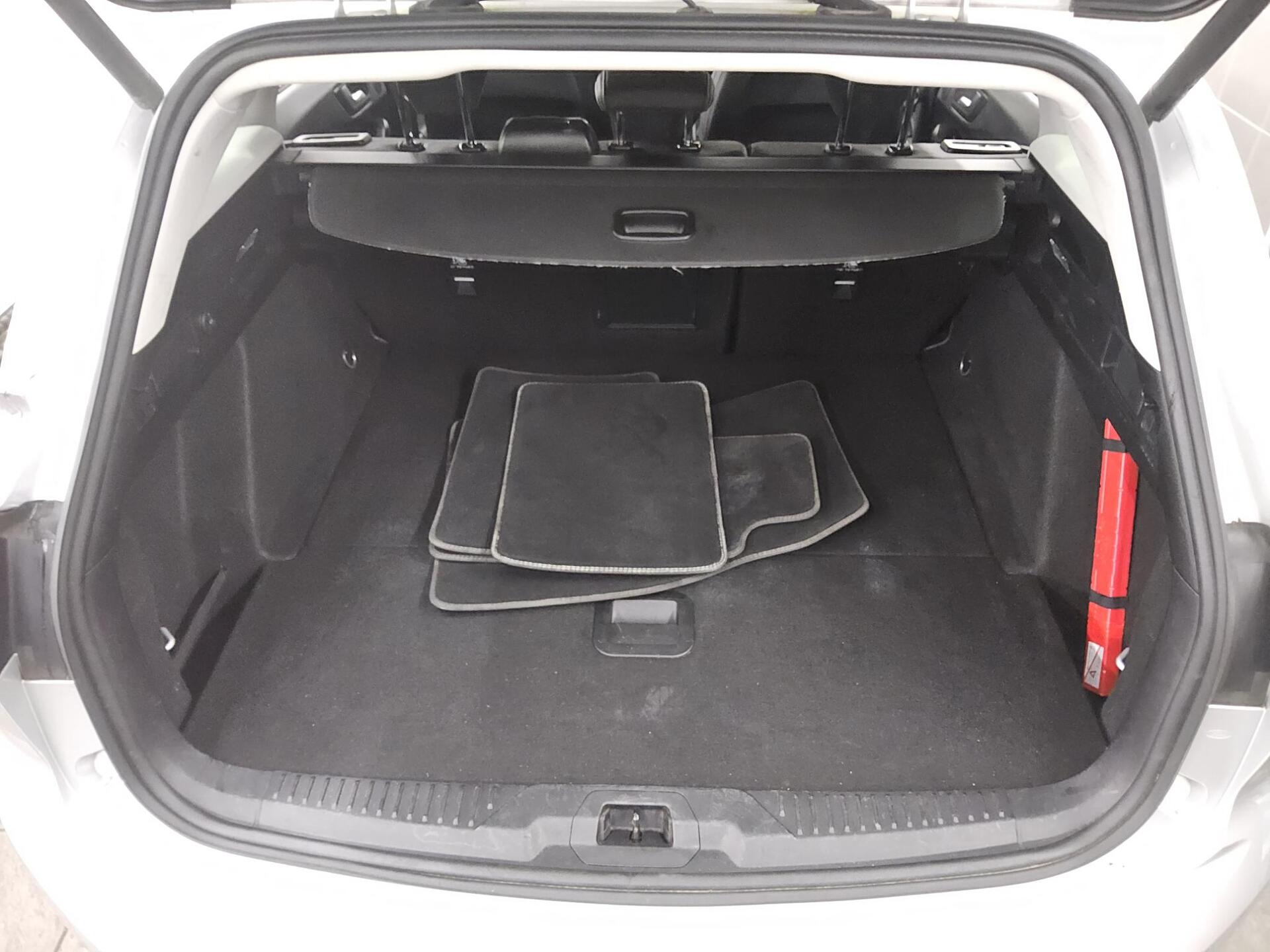 Ford Focus Turnier 1.5 EB Vignale Navi LED Leder B&O 12