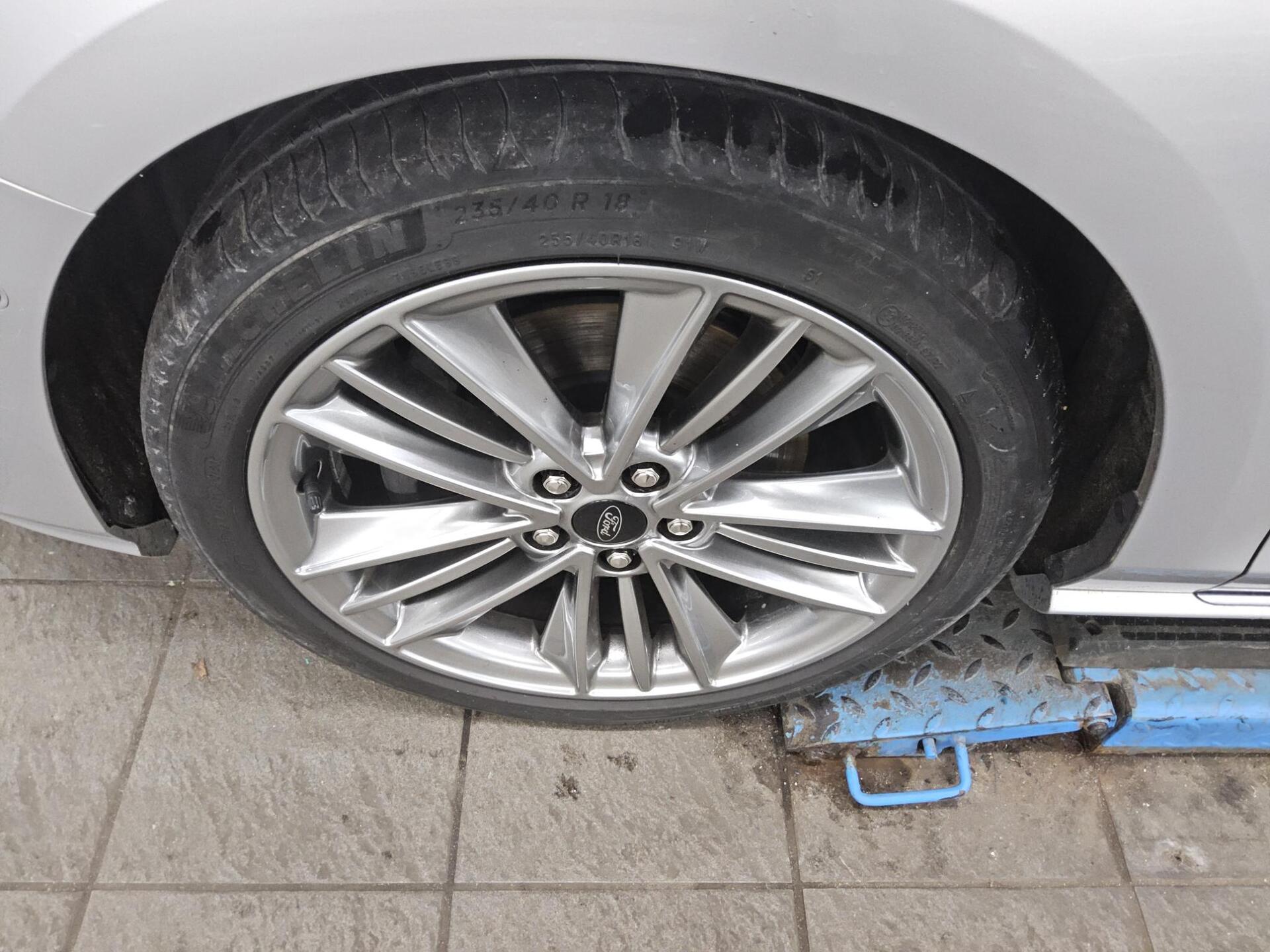 Ford Focus Turnier 1.5 EB Vignale Navi LED Leder B&O 10