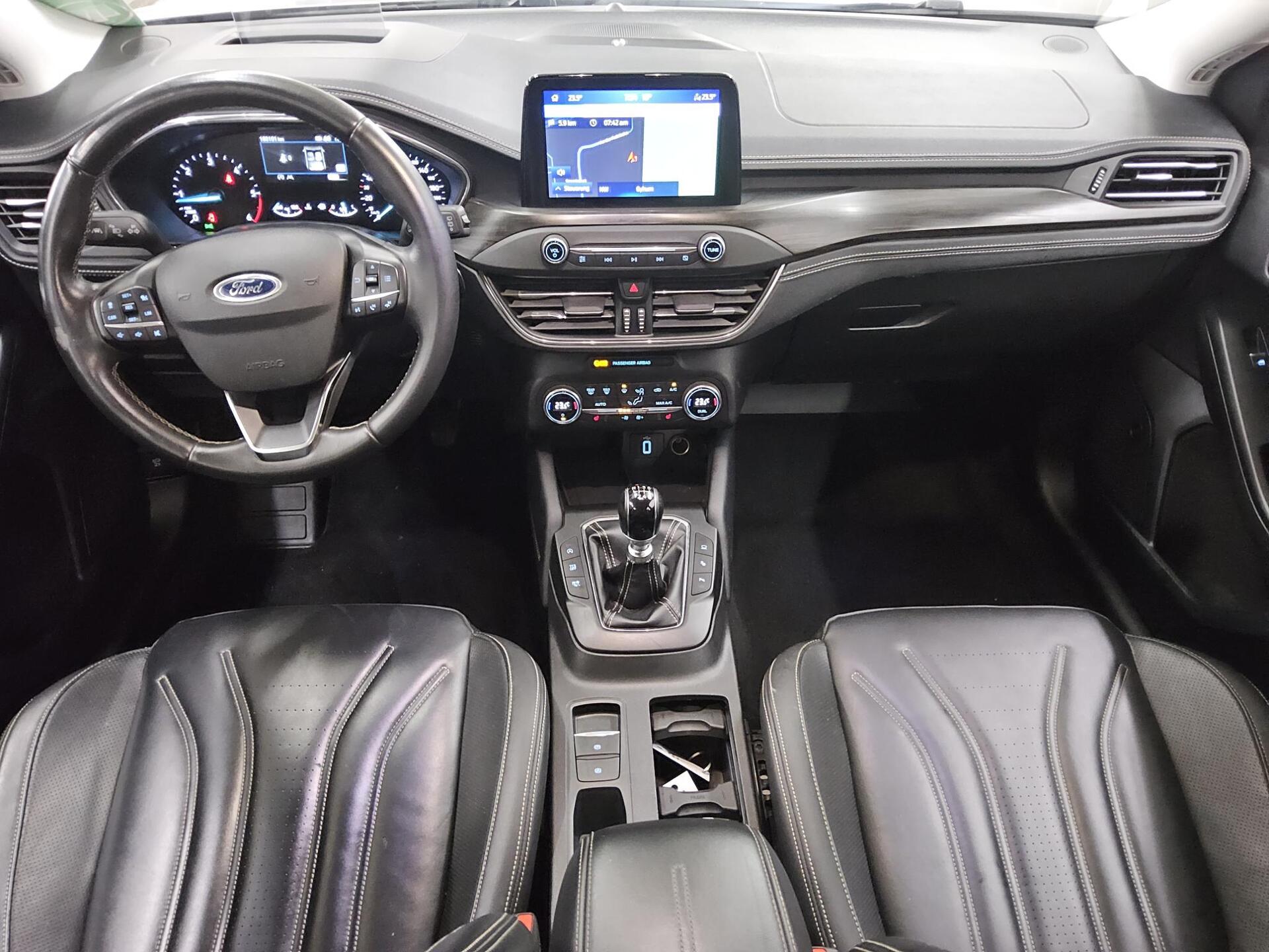Ford Focus Turnier 1.5 EB Vignale Navi LED Leder B&O 5
