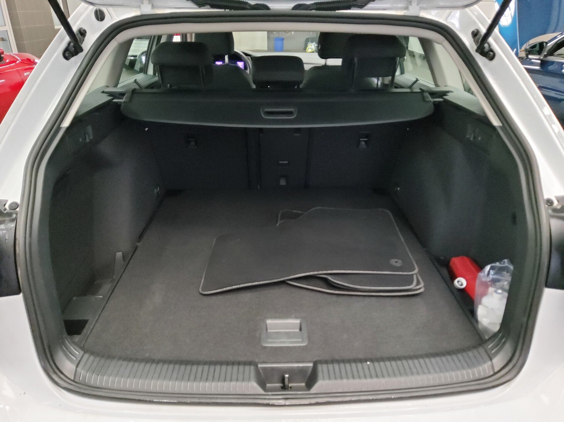 Volkswagen Golf-8 Var. 2.0 TDI Life Navi LED DC ACC PDC Shz 12