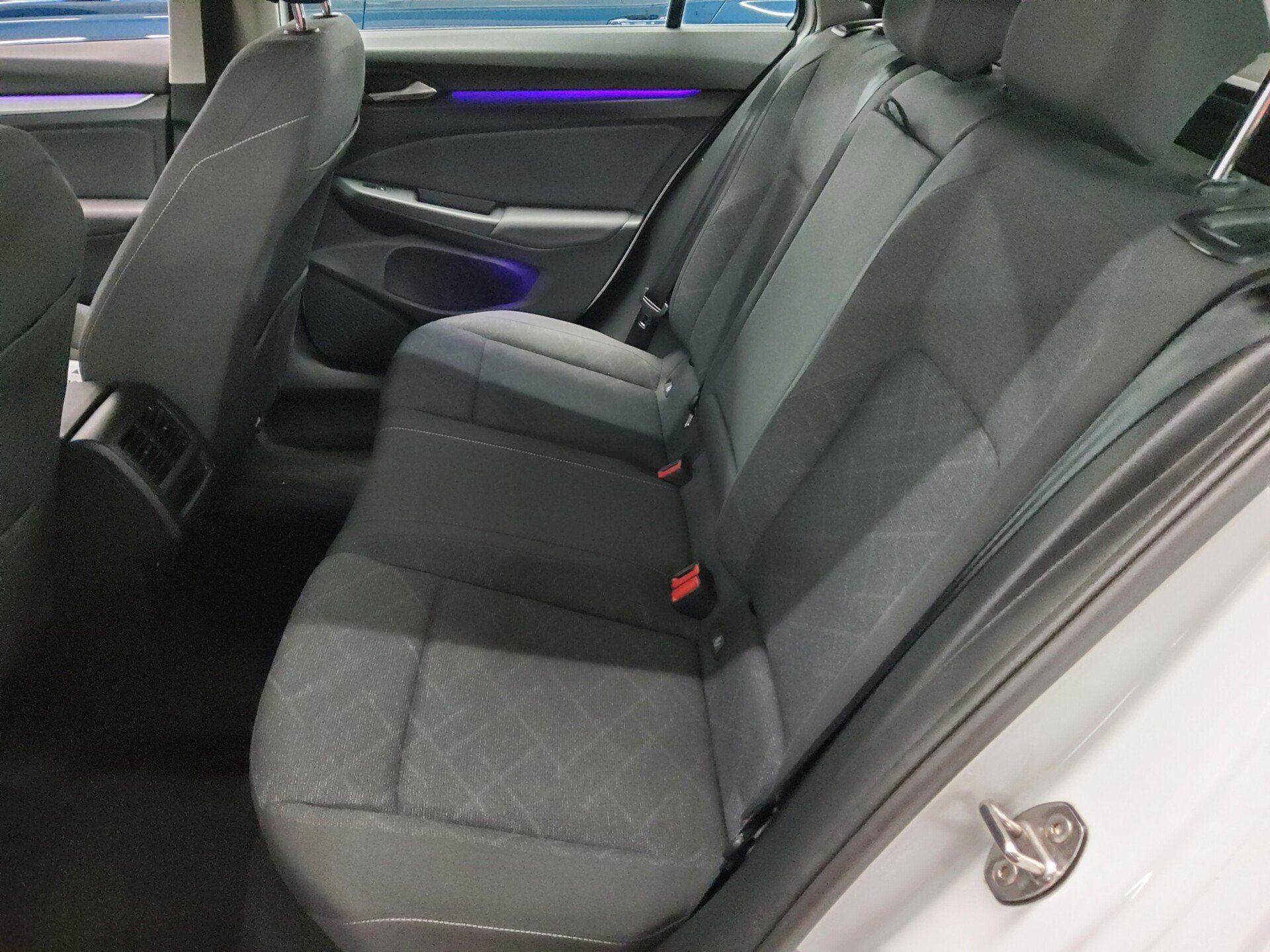Volkswagen Golf-8 Var. 2.0 TDI Life Navi LED DC ACC PDC Shz 13