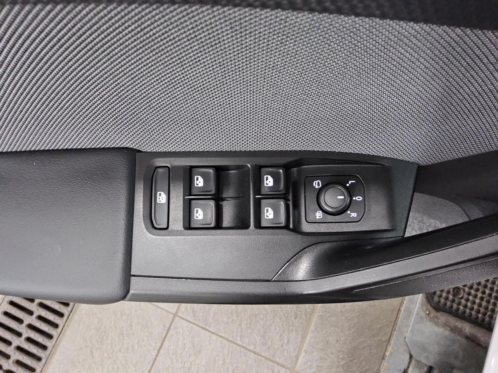 Seat Leon Sportstourer 2.0 TDI Style Navi LED vc Shz 10