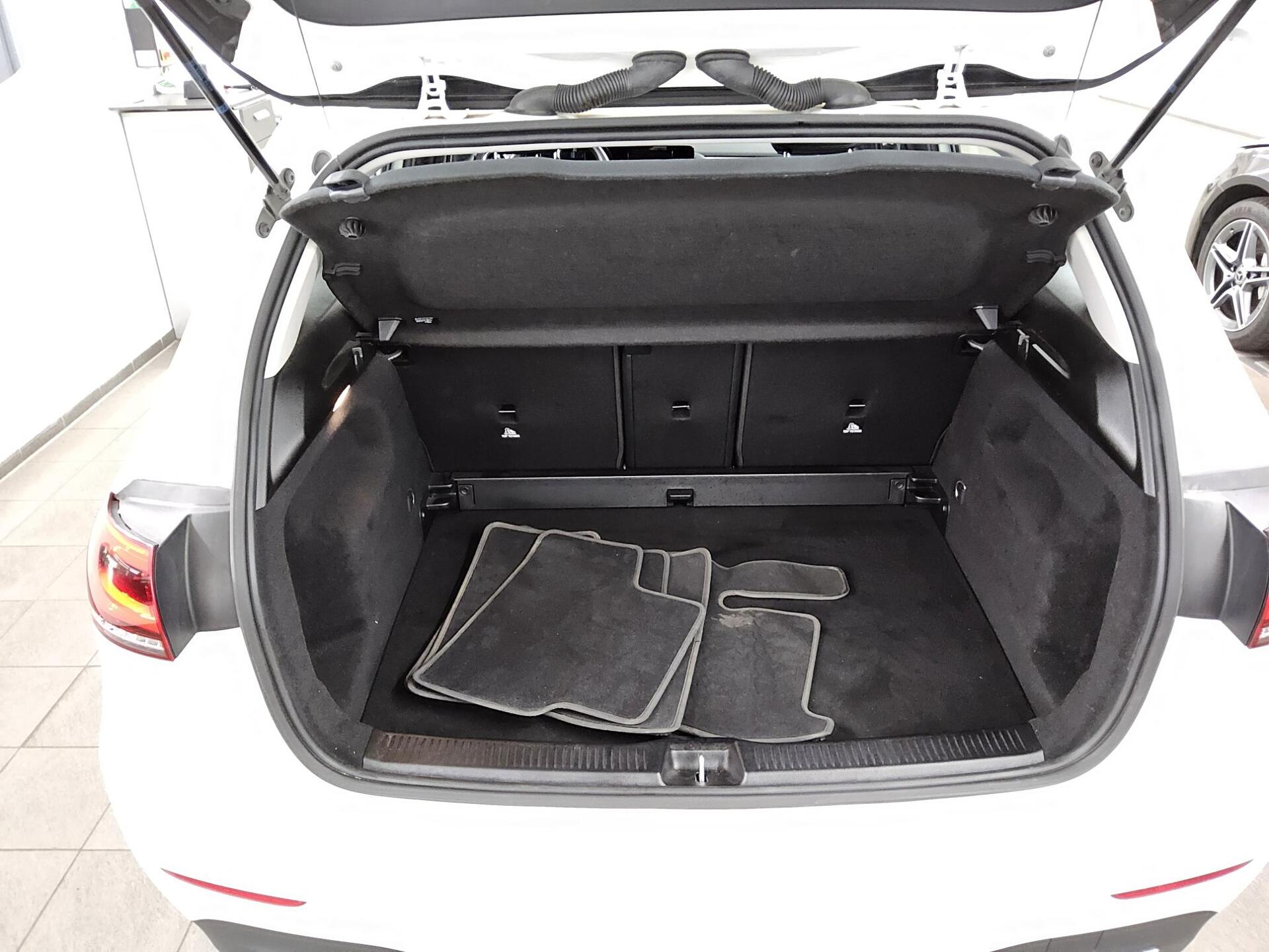 Mercedes-Benz B 180 d Style T-Leder Navi LED Panorama AHK 12